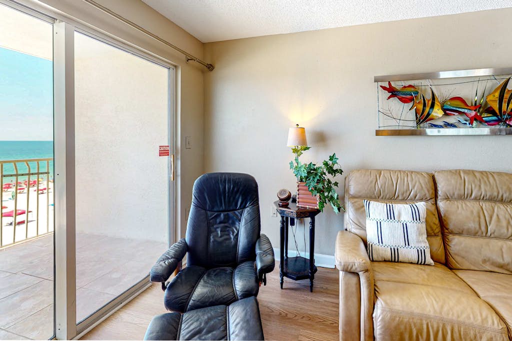 Gulf-front condo on 5th floor with amazing views, on-site pool & balcony