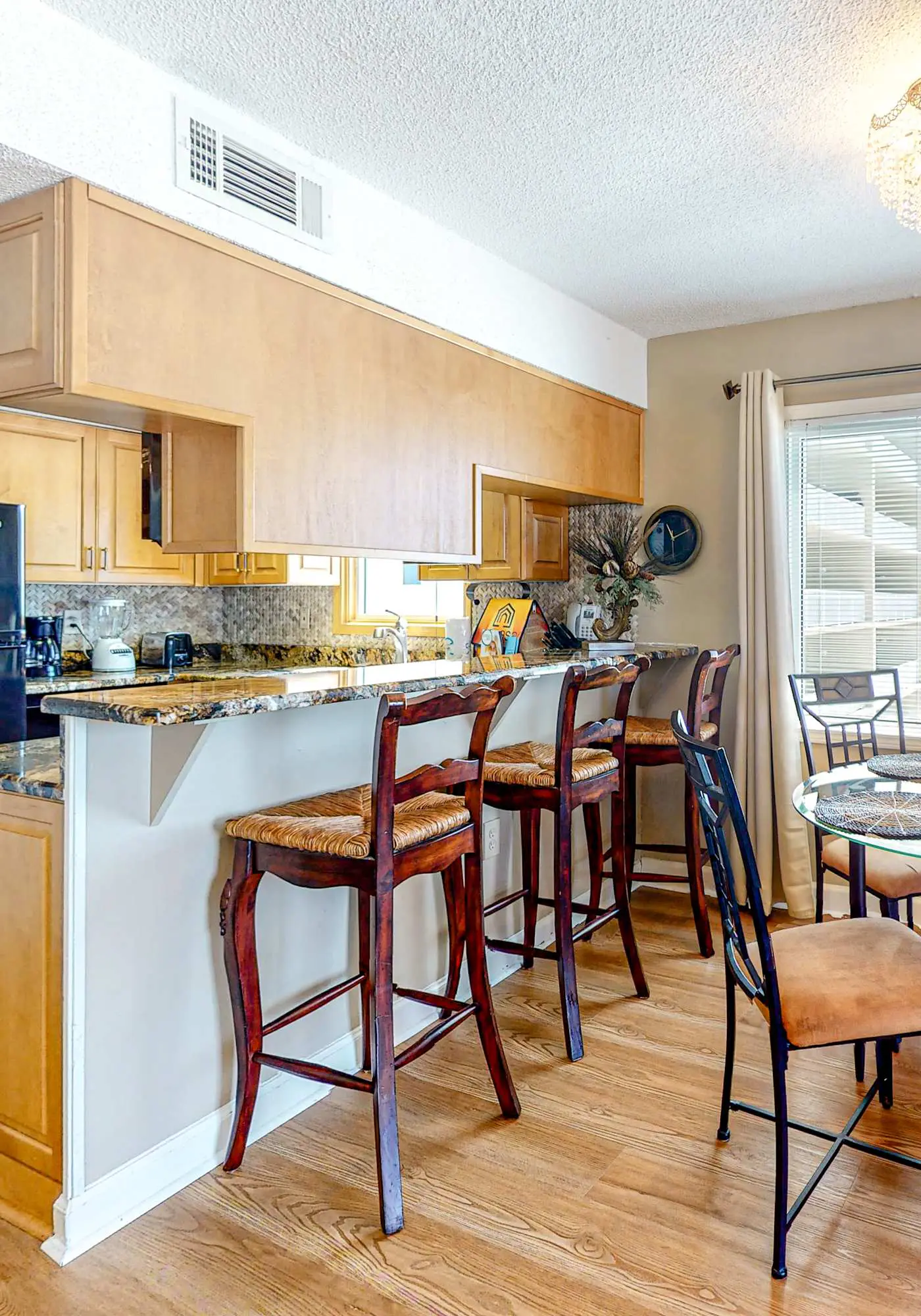 Gulf-front condo on 5th floor with amazing views, on-site pool & balcony