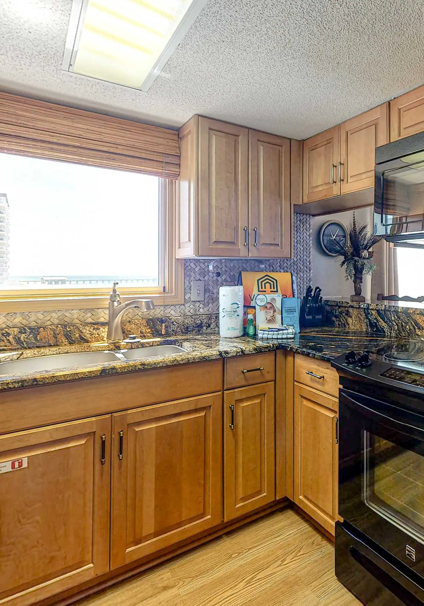 Gulf-front condo on 5th floor with amazing views, on-site pool & balcony
