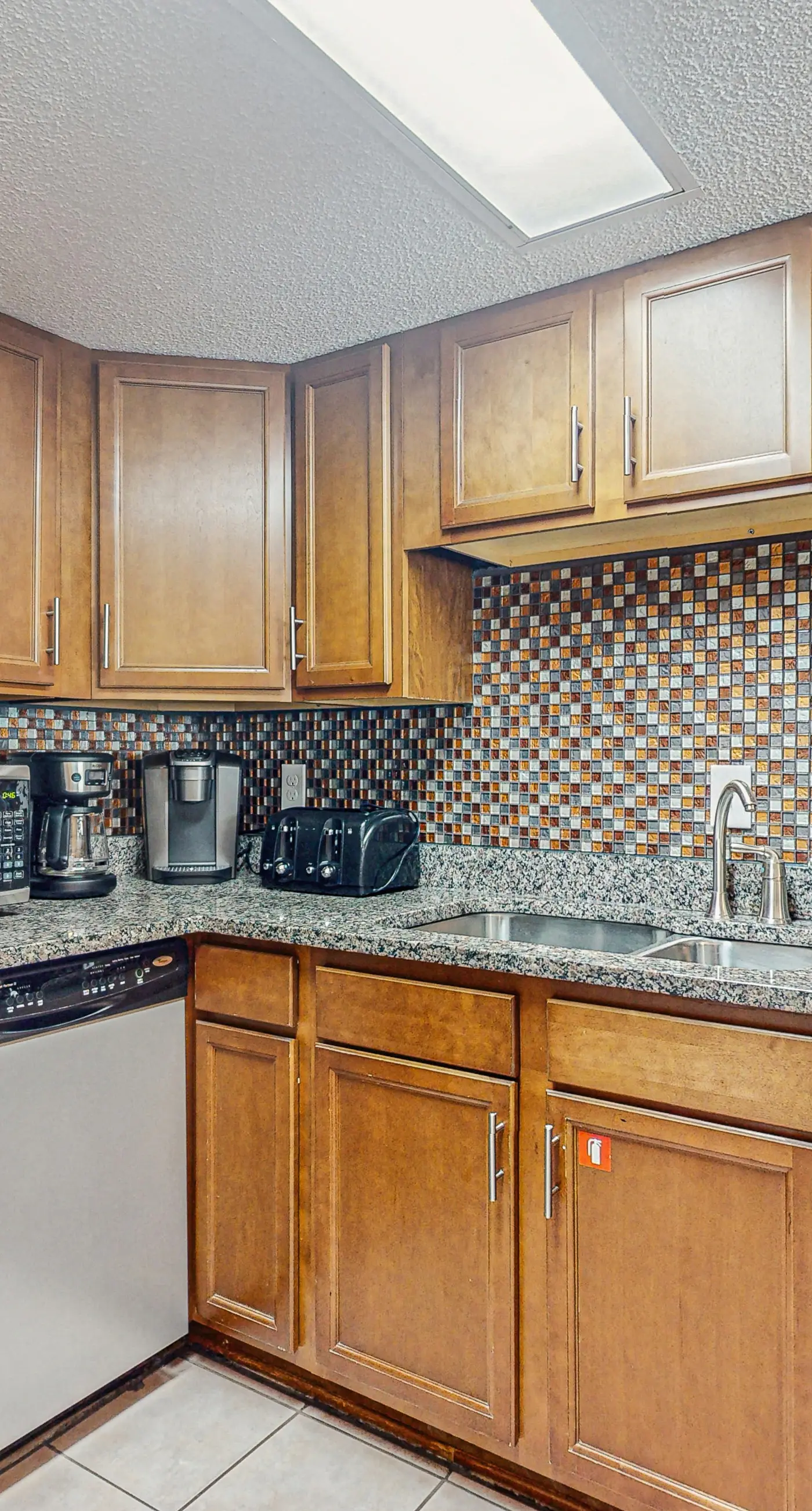 Gulf-front 5th-floor condo with balcony, pool & beach access - snowbird-friendly