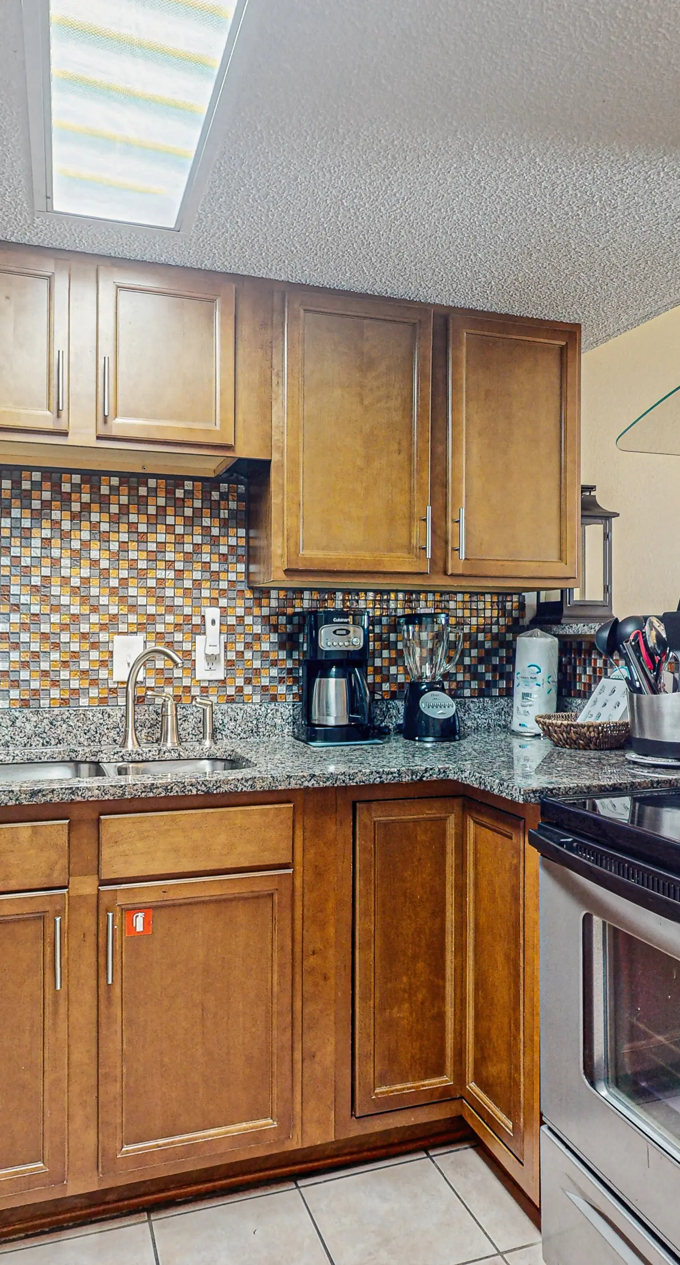 Gulf-front 5th-floor condo with balcony, pool & beach access - snowbird-friendly