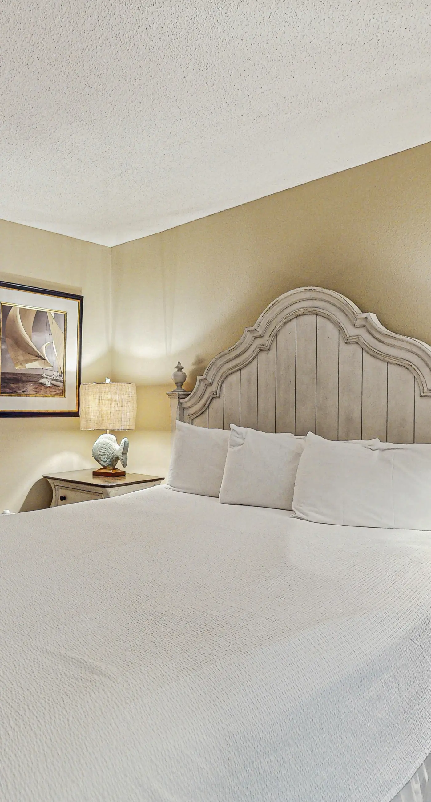 Gulf-front 5th-floor condo with balcony, pool & beach access - snowbird-friendly