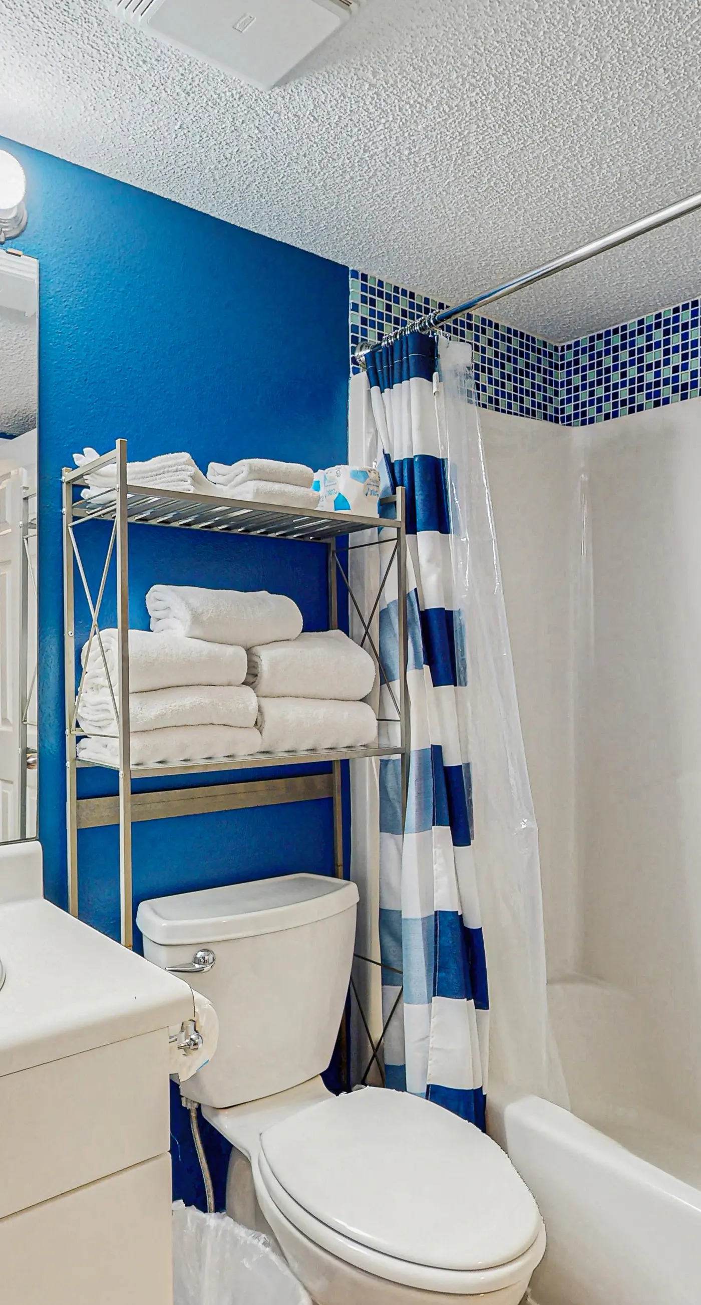 Gulf-front 5th-floor condo with balcony, pool & beach access - snowbird-friendly