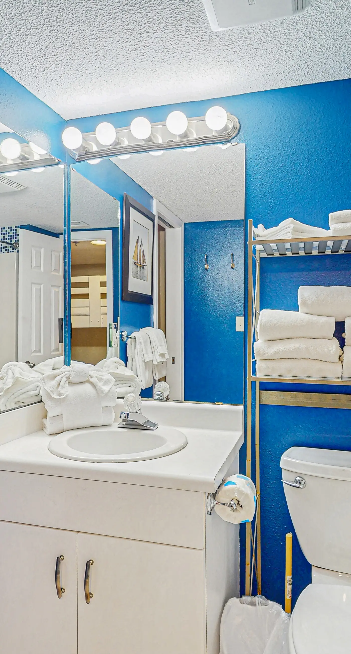 Gulf-front 5th-floor condo with balcony, pool & beach access - snowbird-friendly