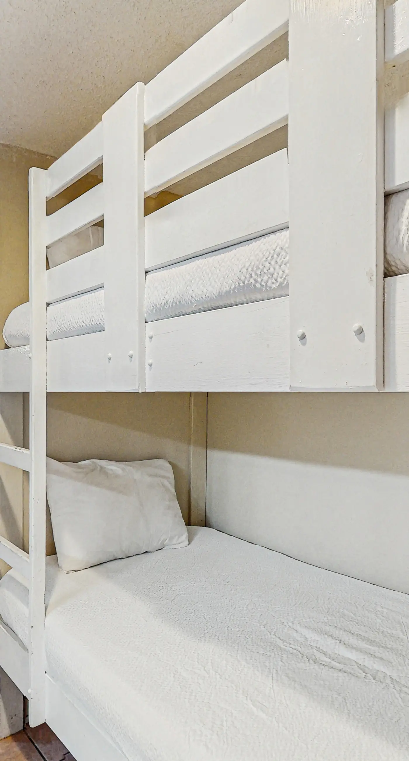 Gulf-front 5th-floor condo with balcony, pool & beach access - snowbird-friendly