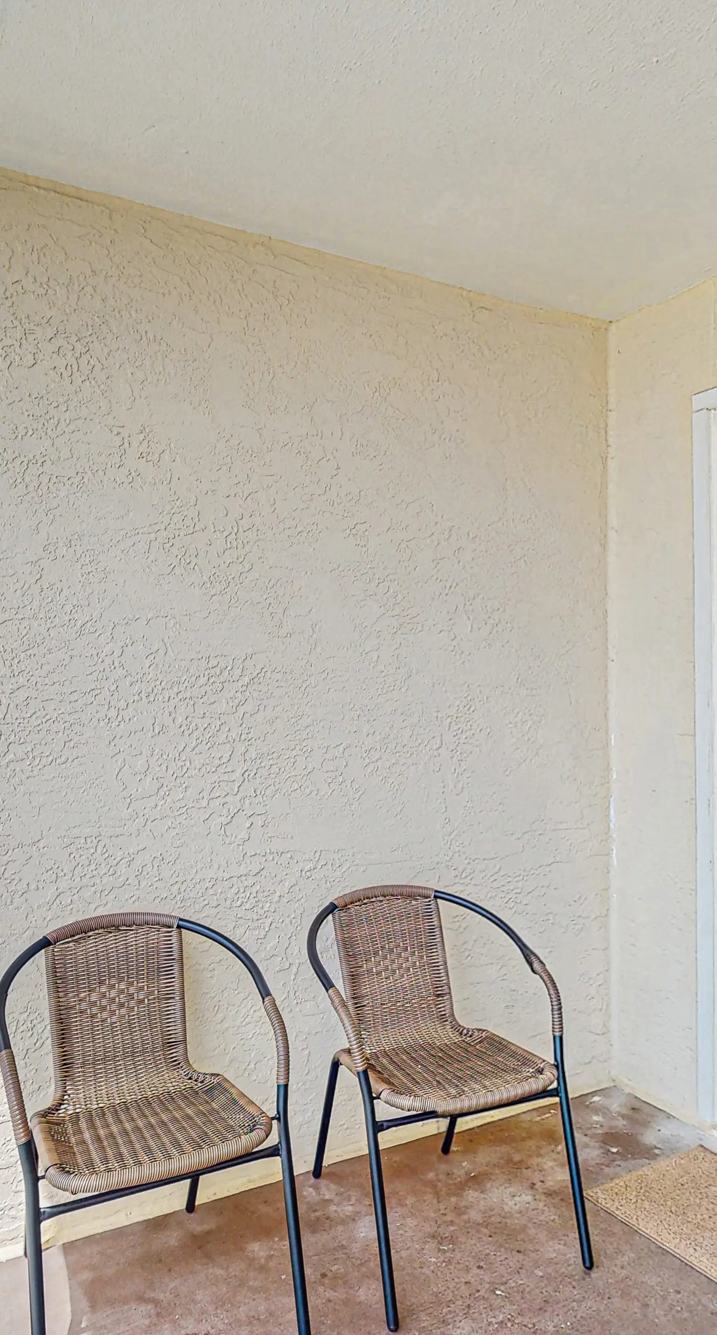 Gulf-front 5th-floor condo with balcony, pool & beach access - snowbird-friendly