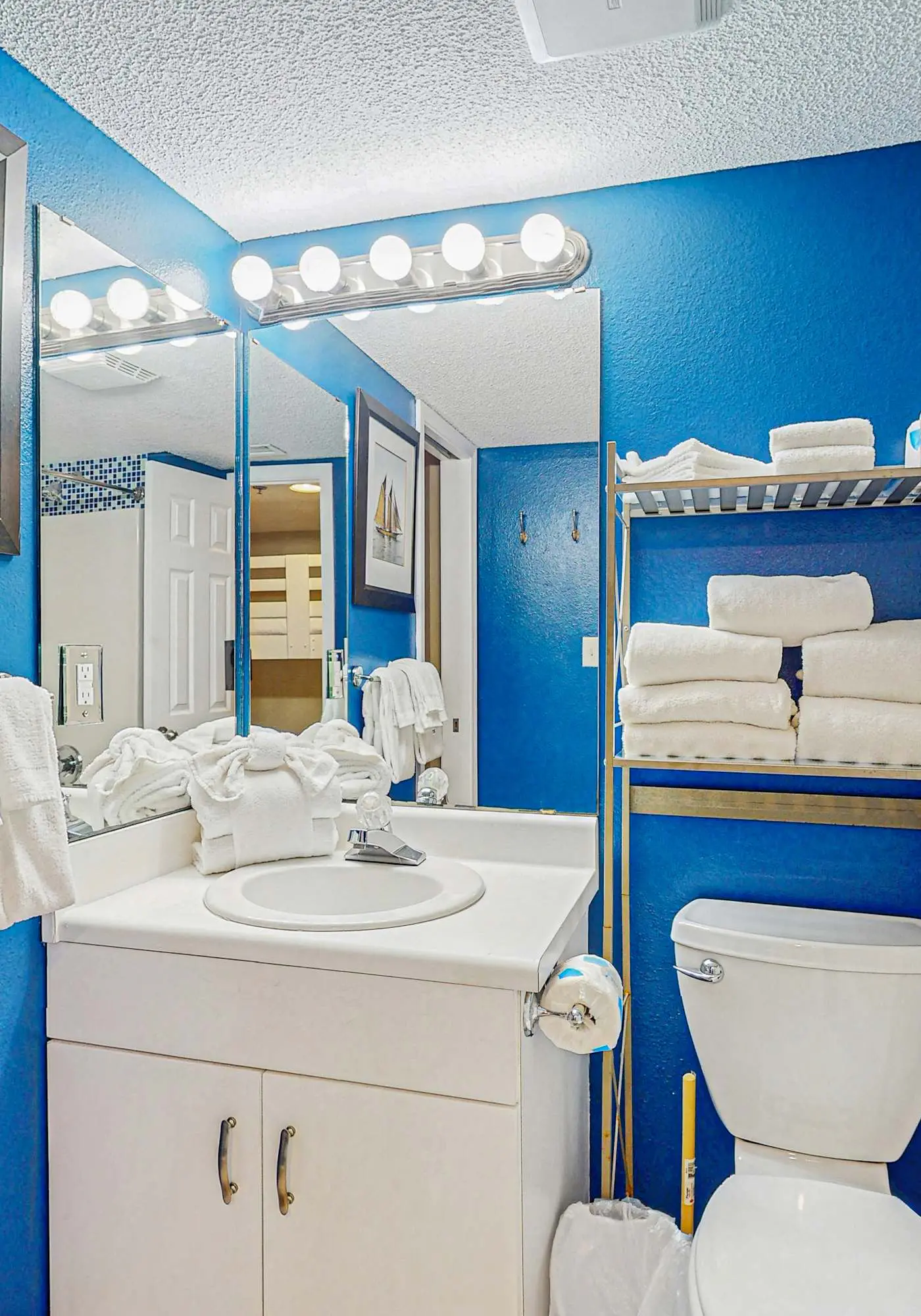Gulf-front 5th-floor condo with balcony, pool & beach access - snowbird-friendly