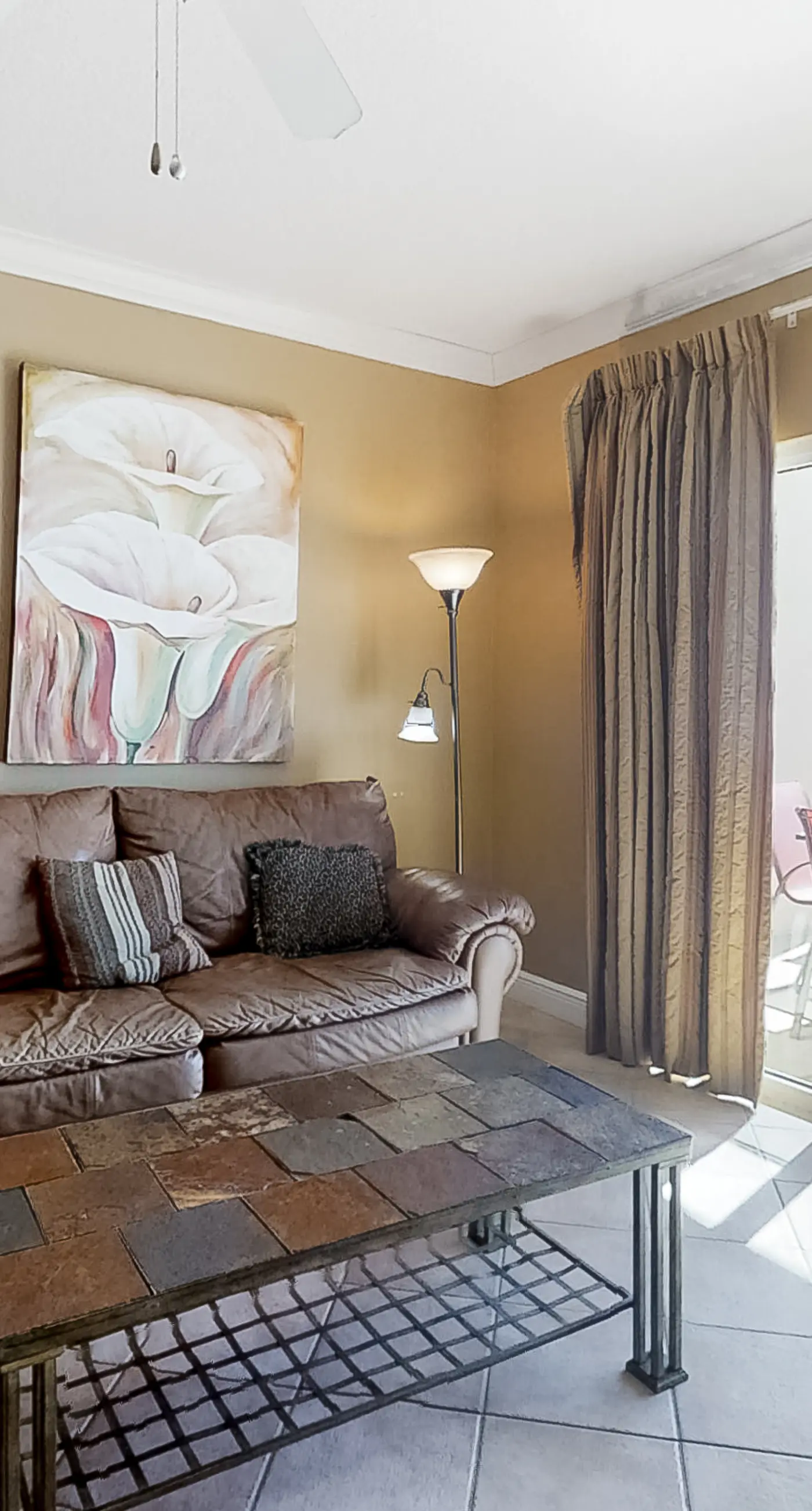 Waterfront Condo with balcony, pool, hot tub, sauna & AC