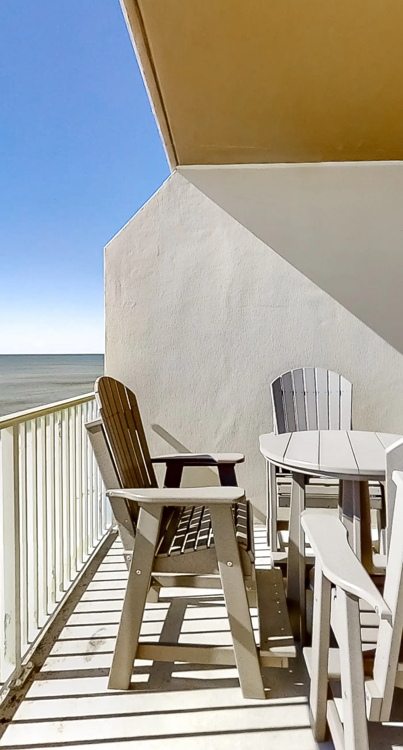 Waterfront Condo with balcony, pool, hot tub, sauna & AC