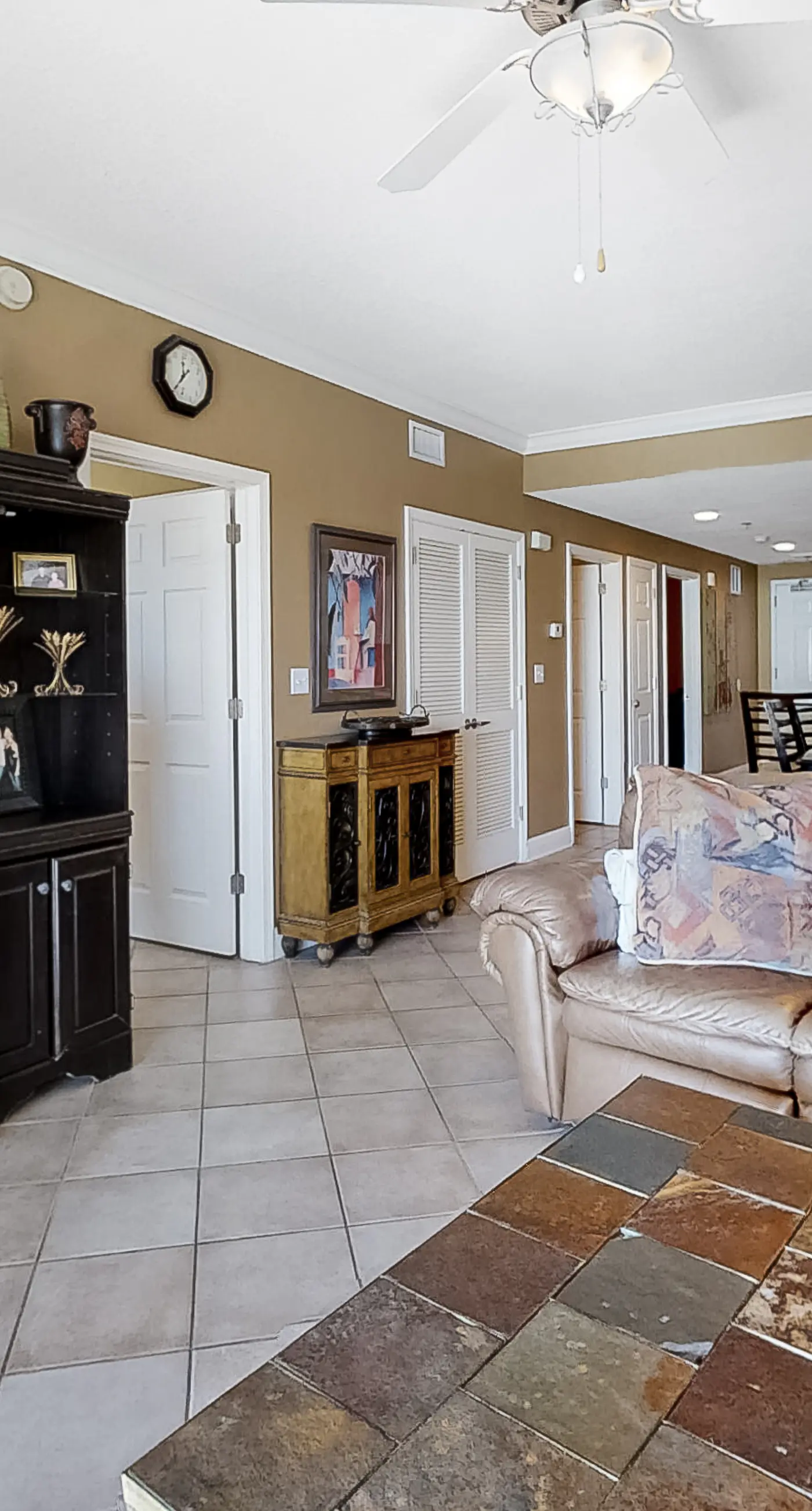 Waterfront Condo with balcony, pool, hot tub, sauna & AC