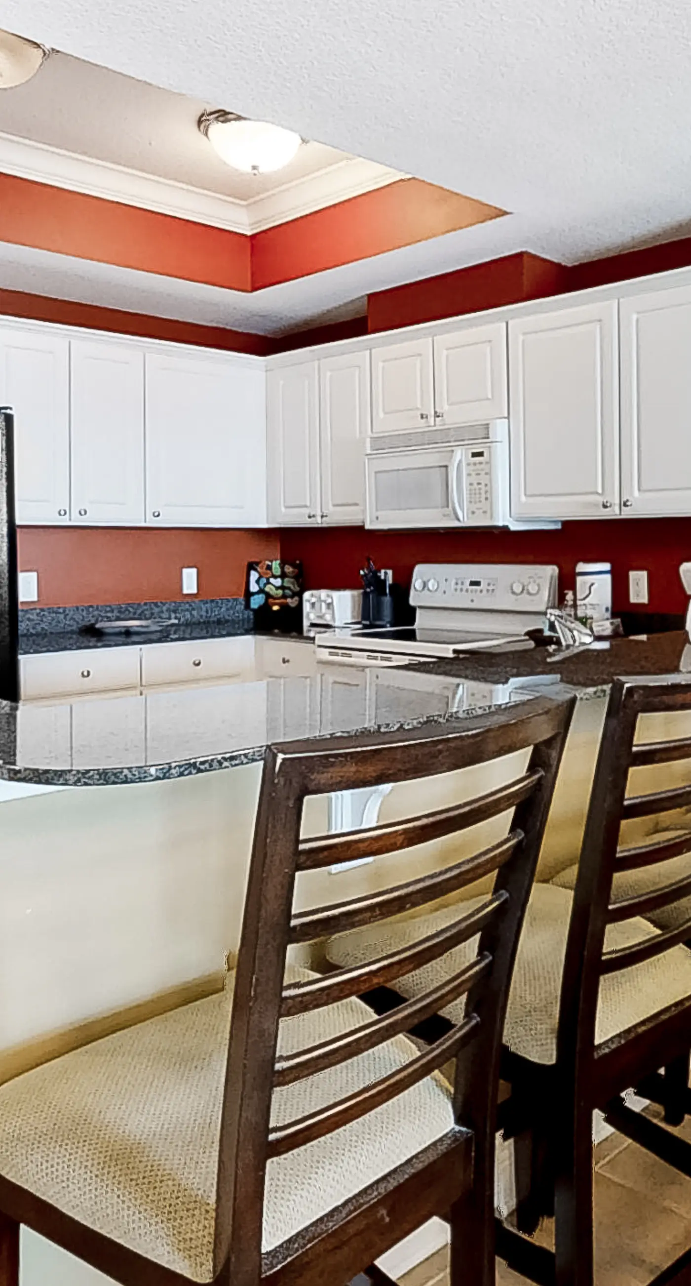 Waterfront Condo with balcony, pool, hot tub, sauna & AC