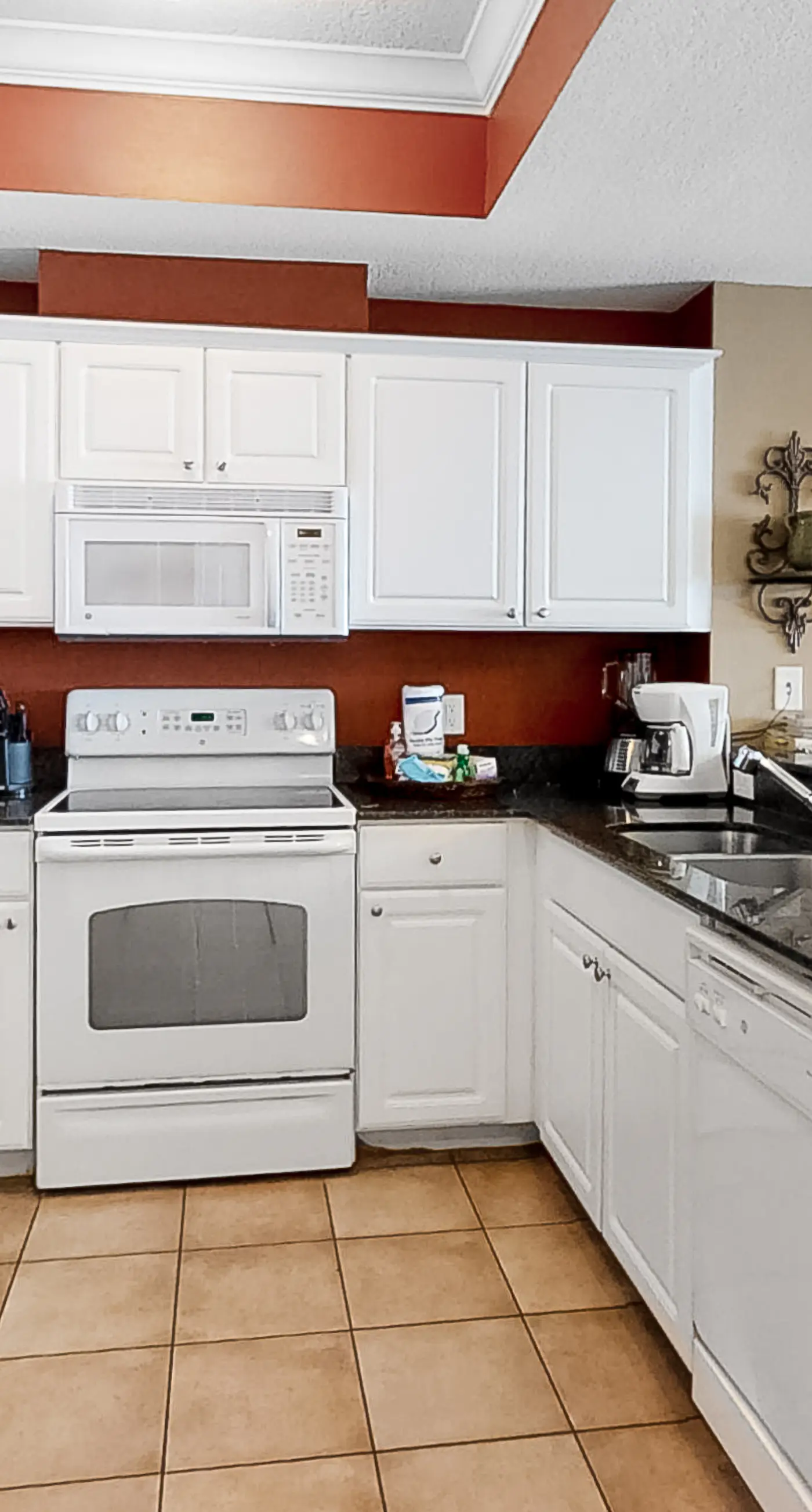 Waterfront Condo with balcony, pool, hot tub, sauna & AC