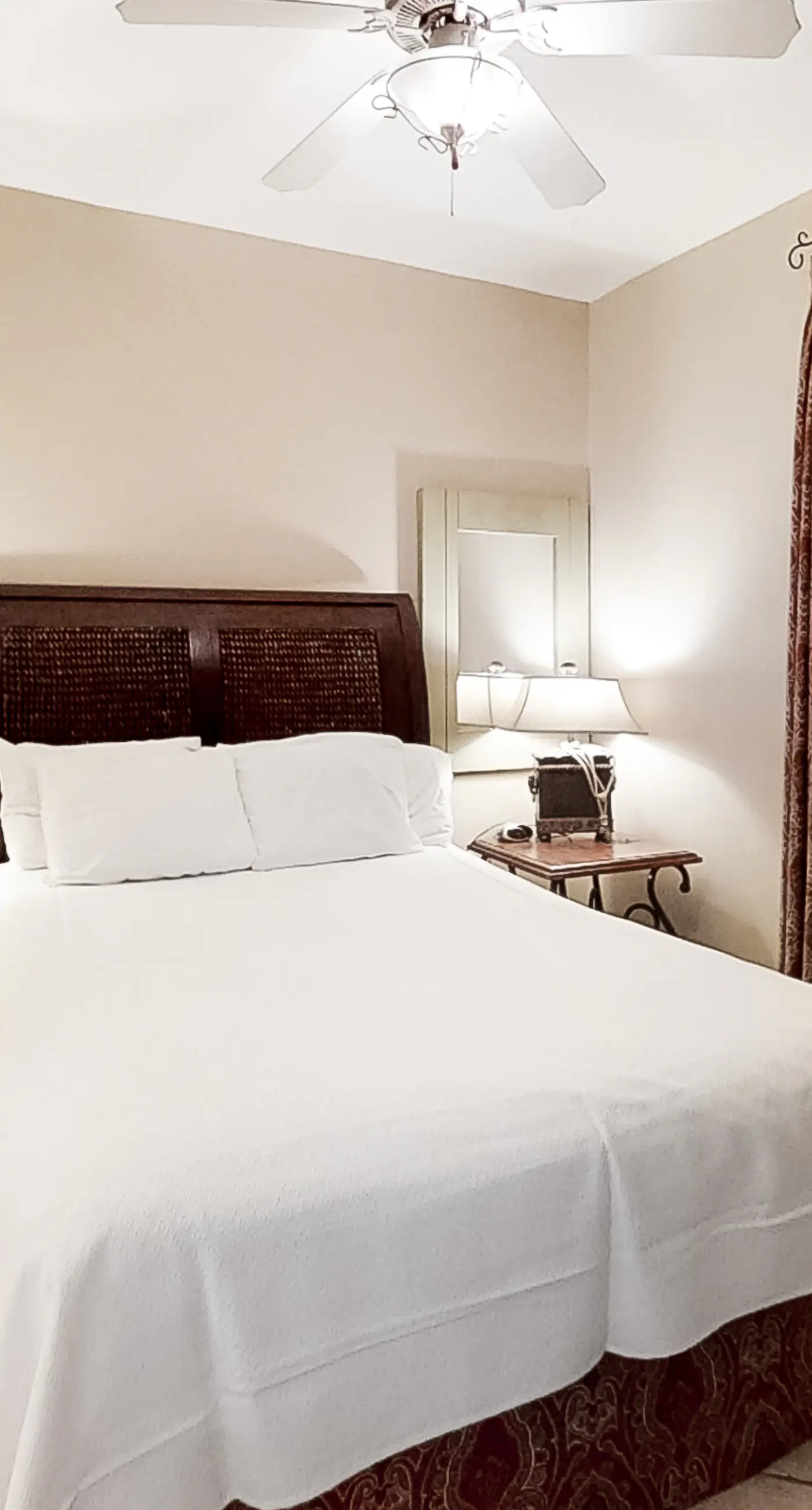 Waterfront Condo with balcony, pool, hot tub, sauna & AC