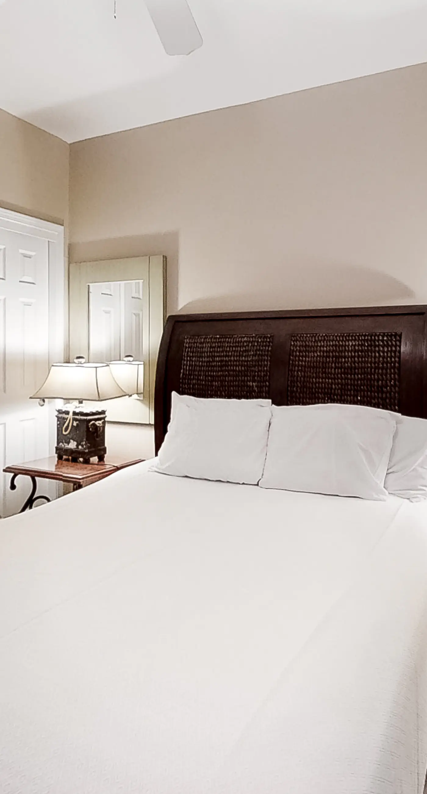 Waterfront Condo with balcony, pool, hot tub, sauna & AC