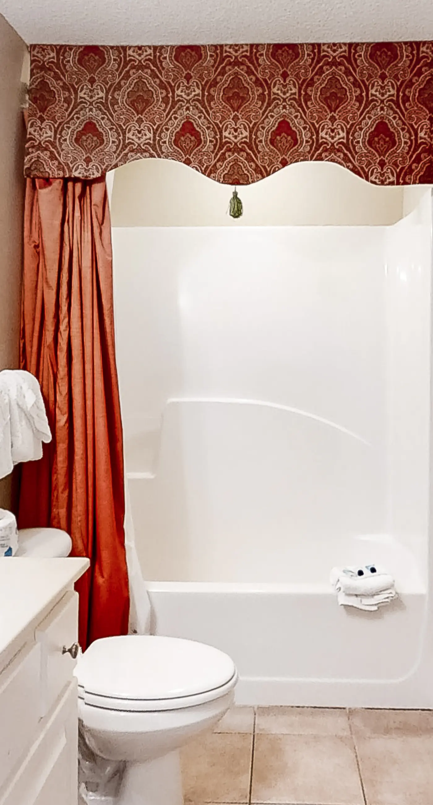 Waterfront Condo with balcony, pool, hot tub, sauna & AC