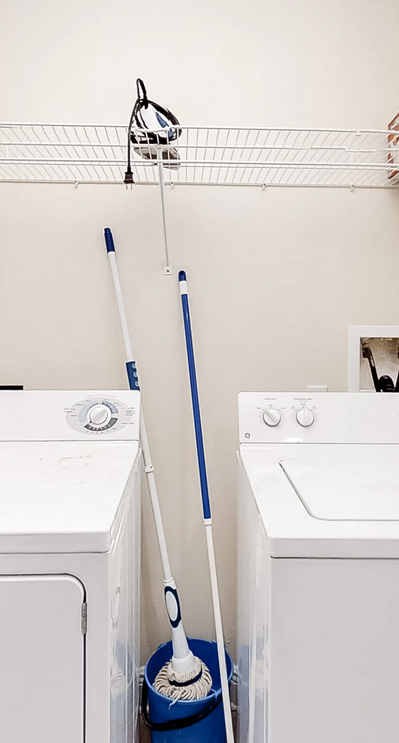 Waterfront Condo with balcony, pool, hot tub, sauna & AC