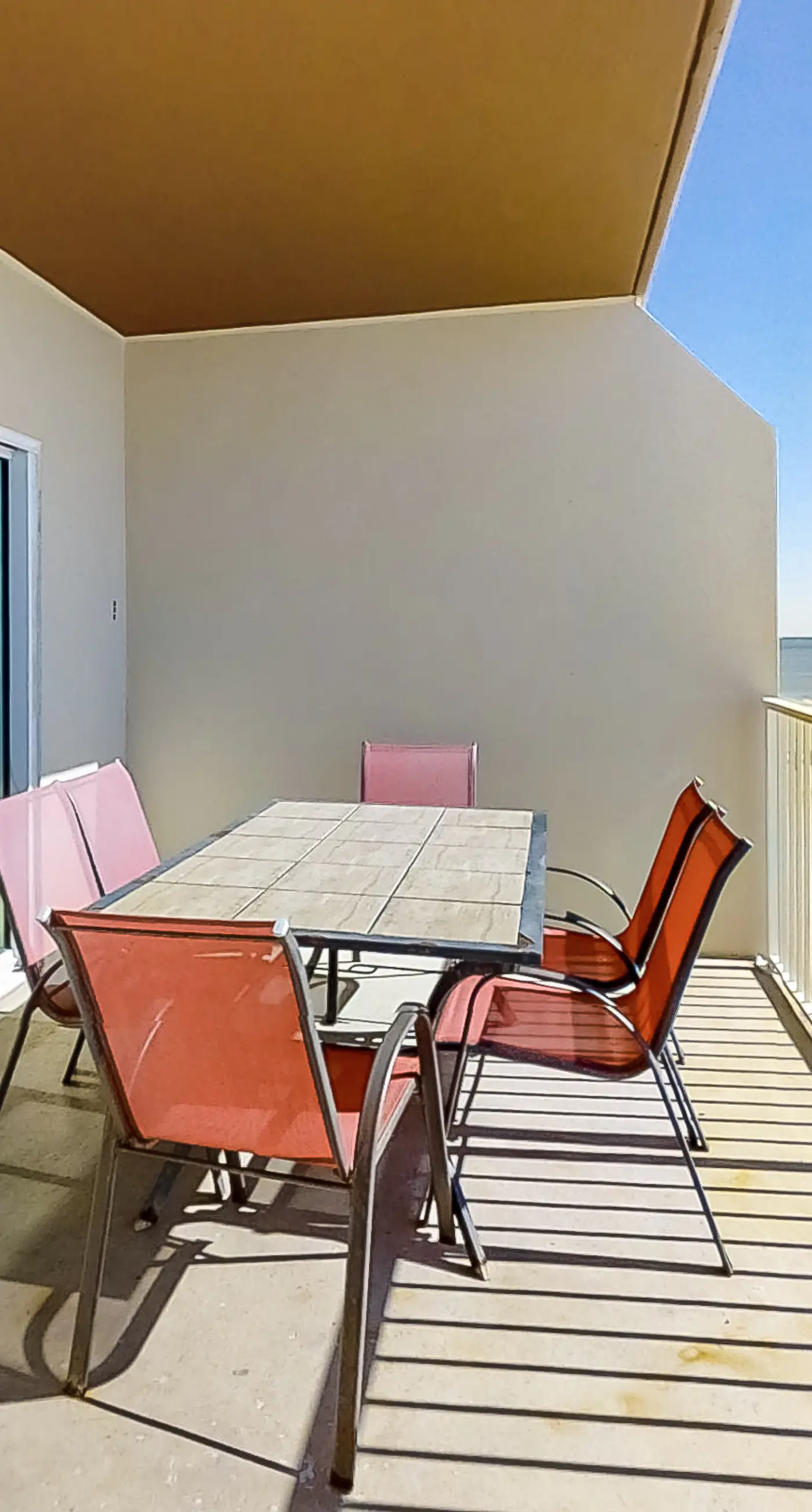 Waterfront Condo with balcony, pool, hot tub, sauna & AC