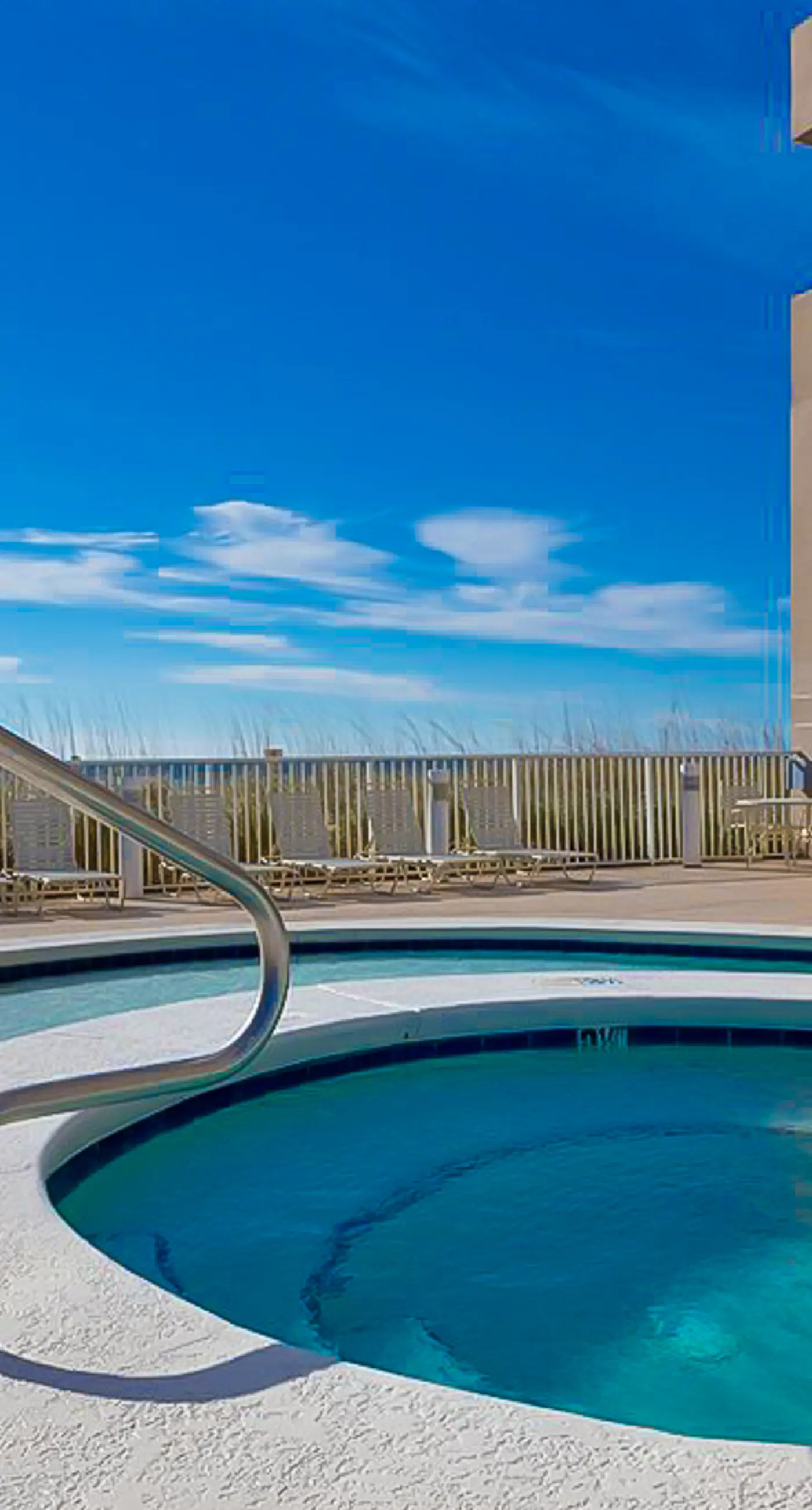 Waterfront Condo with balcony, pool, hot tub, sauna & AC
