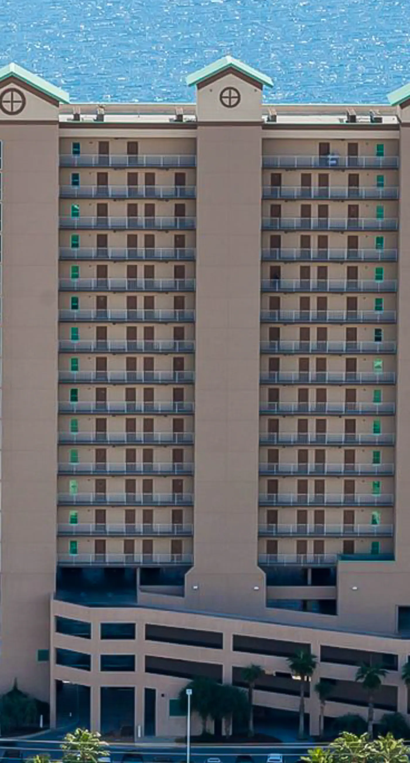 Waterfront Condo with balcony, pool, hot tub, sauna & AC