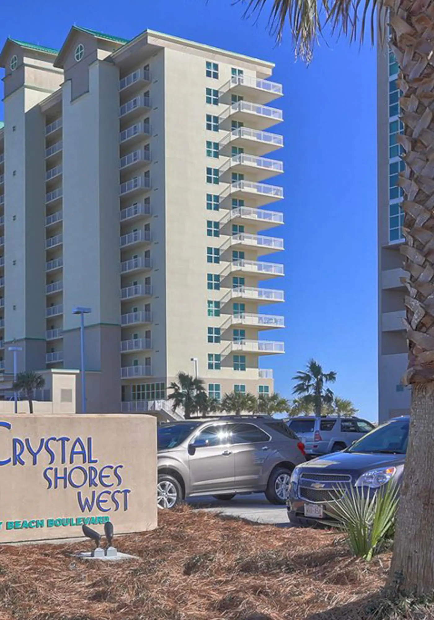 Waterfront Condo with balcony, pool, hot tub, sauna & AC