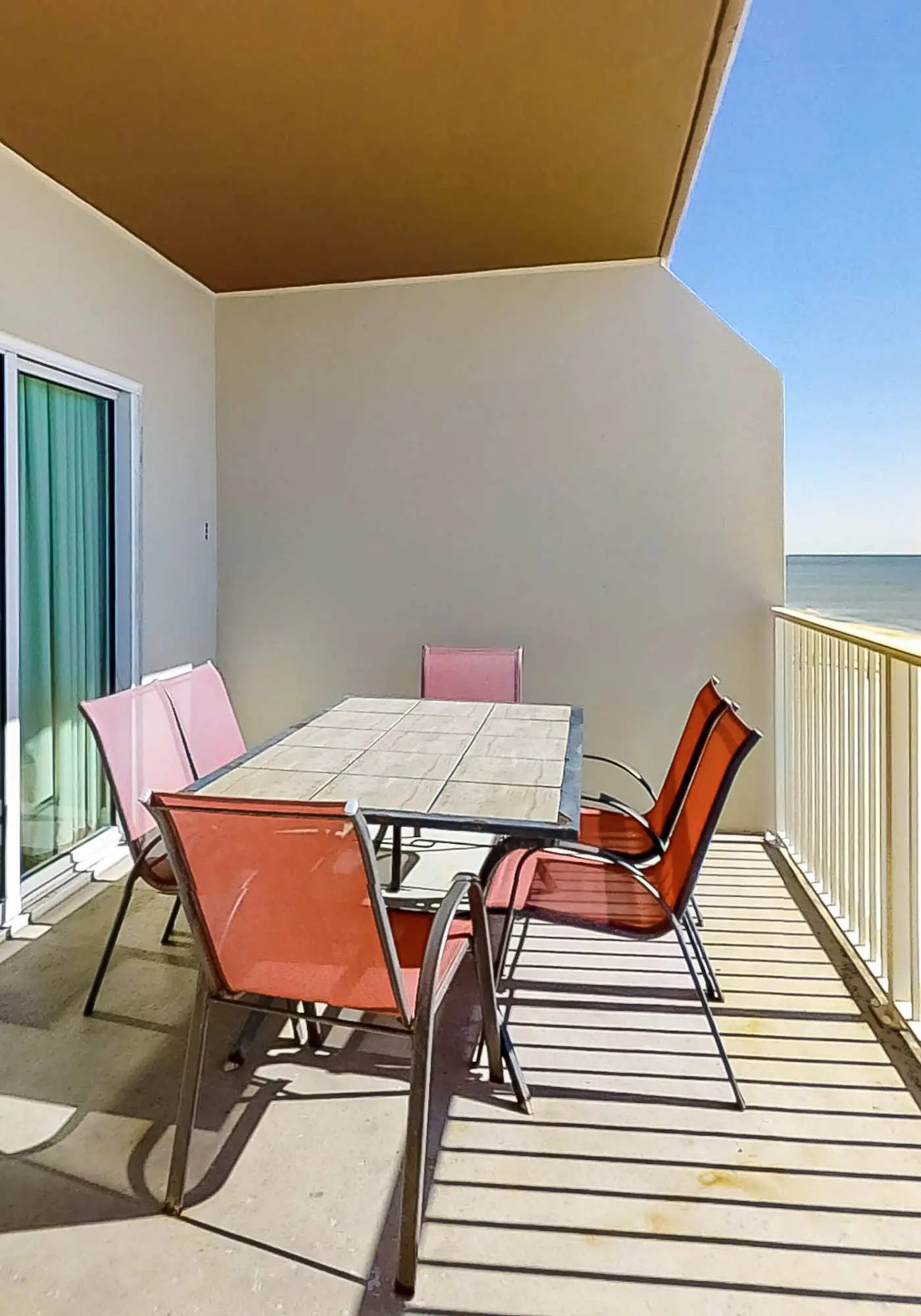 Waterfront Condo with balcony, pool, hot tub, sauna & AC