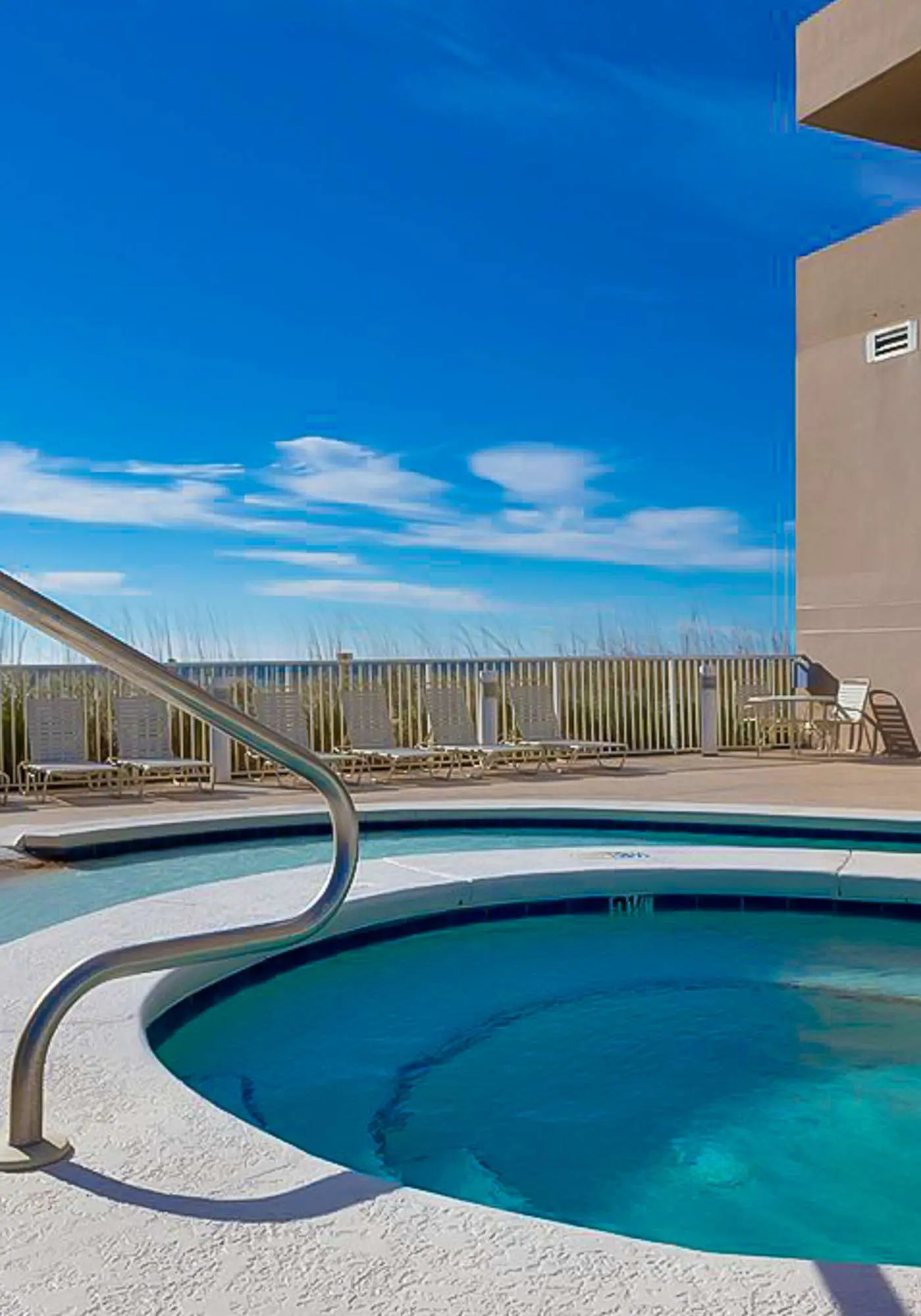 Waterfront Condo with balcony, pool, hot tub, sauna & AC