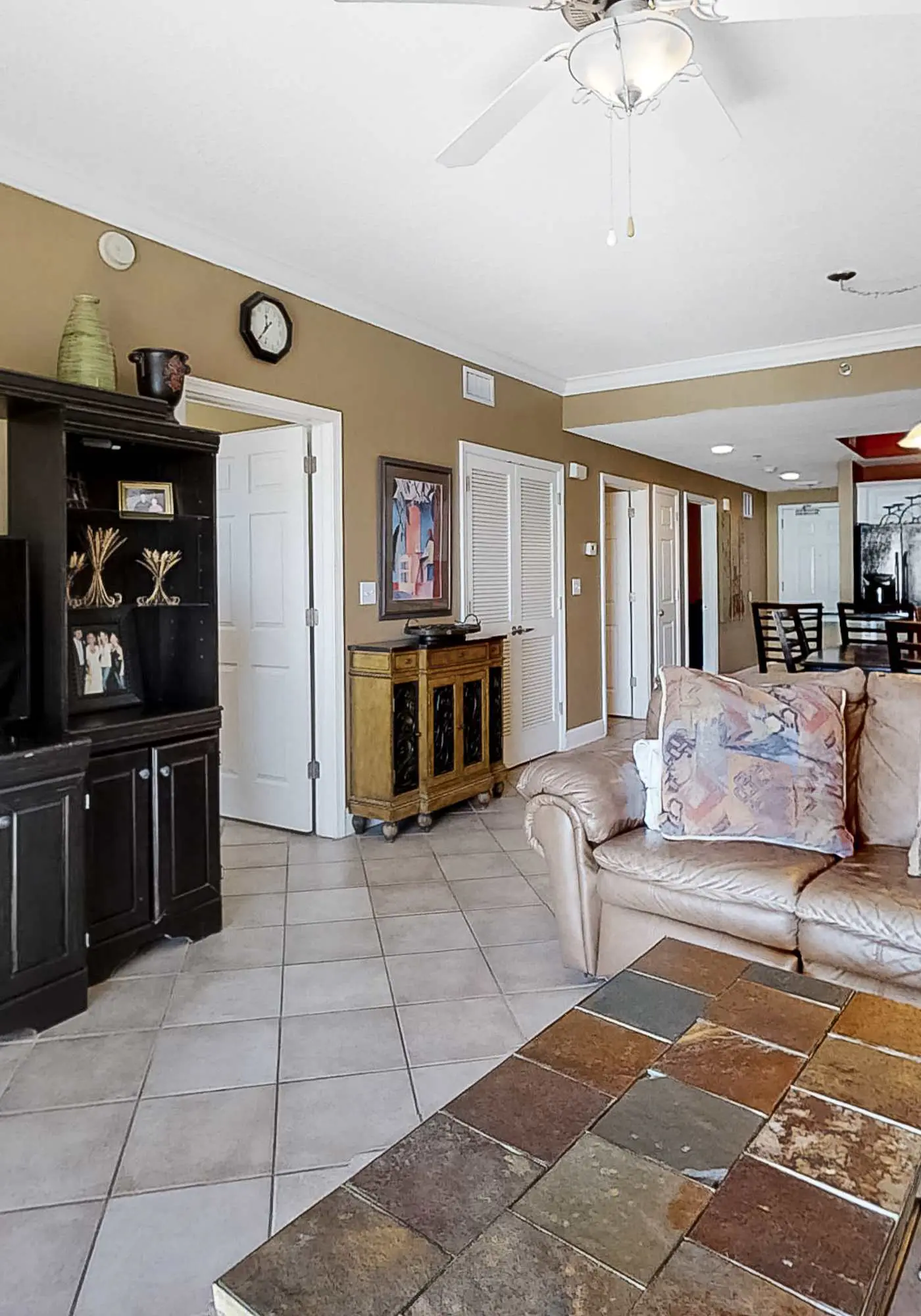 Waterfront Condo with balcony, pool, hot tub, sauna & AC