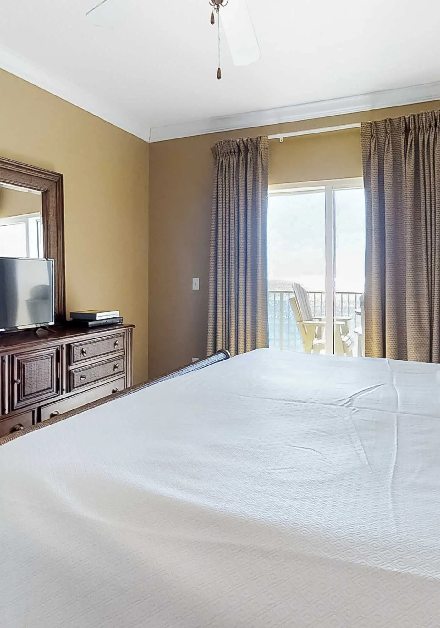 Waterfront Condo with balcony, pool, hot tub, sauna & AC