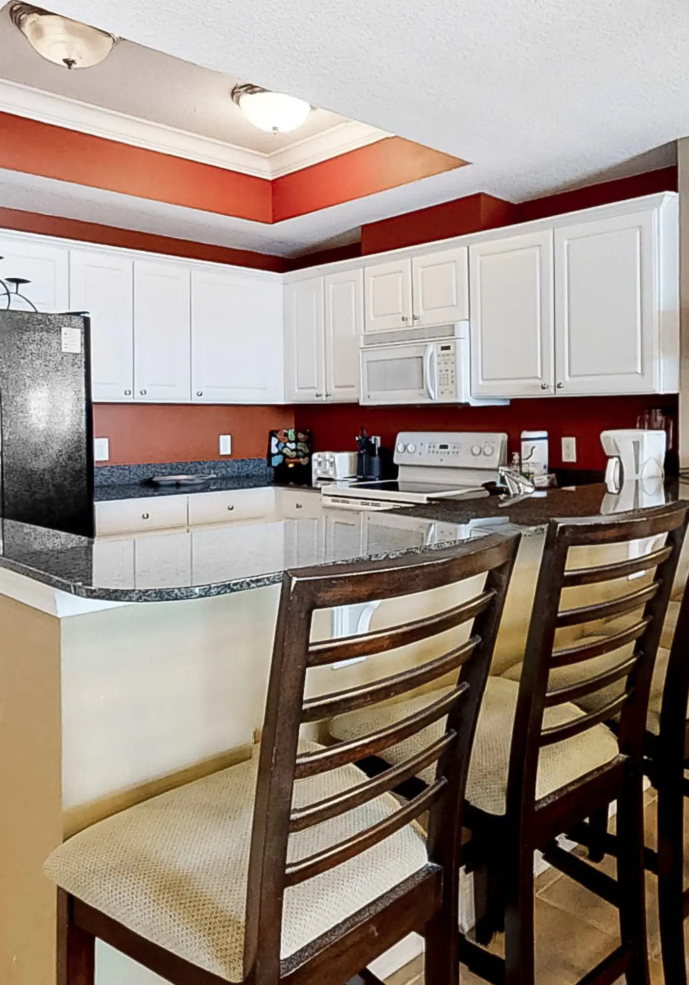 Waterfront Condo with balcony, pool, hot tub, sauna & AC