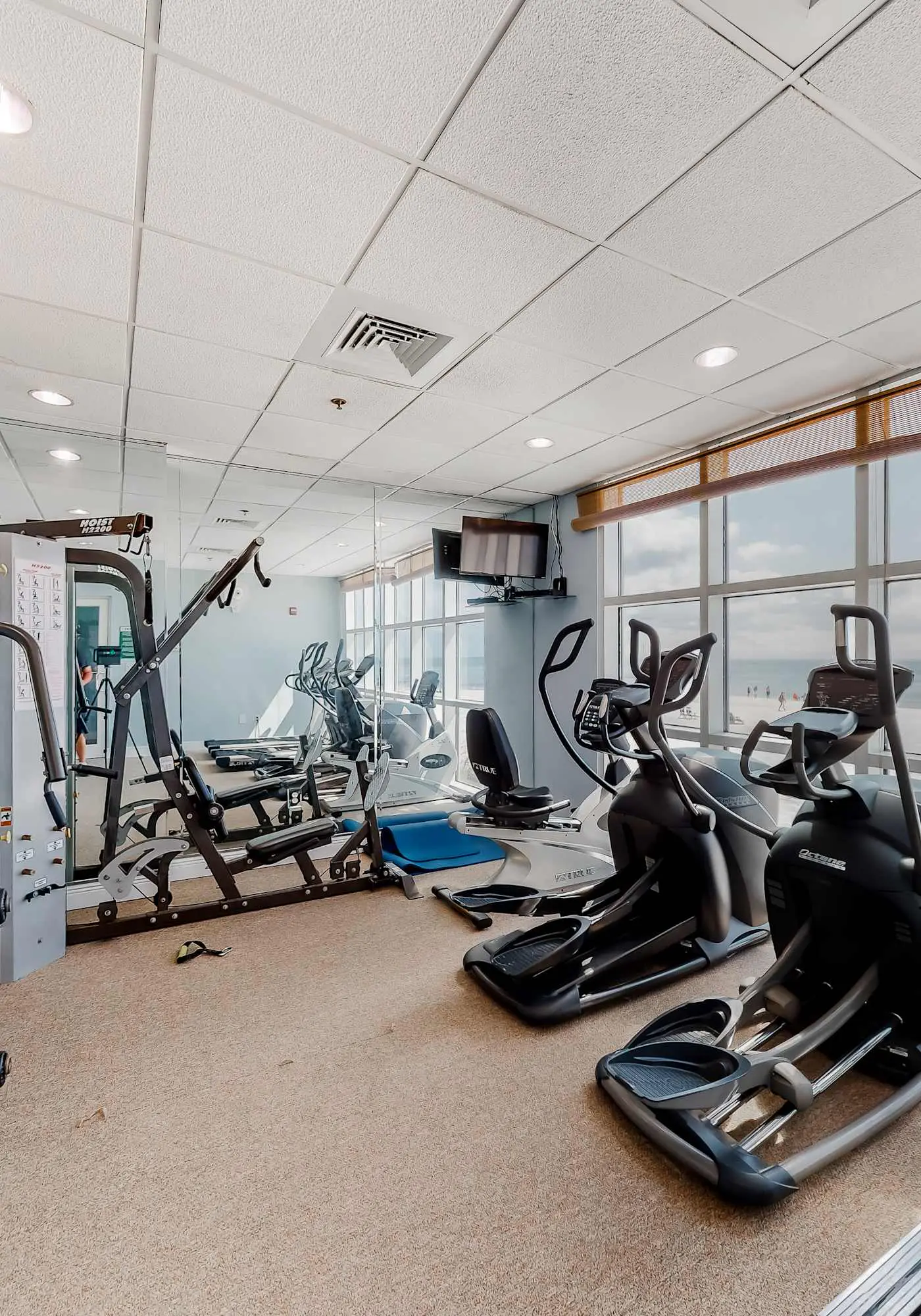 Waterfront Condo with balcony, pool, hot tub, sauna & AC
