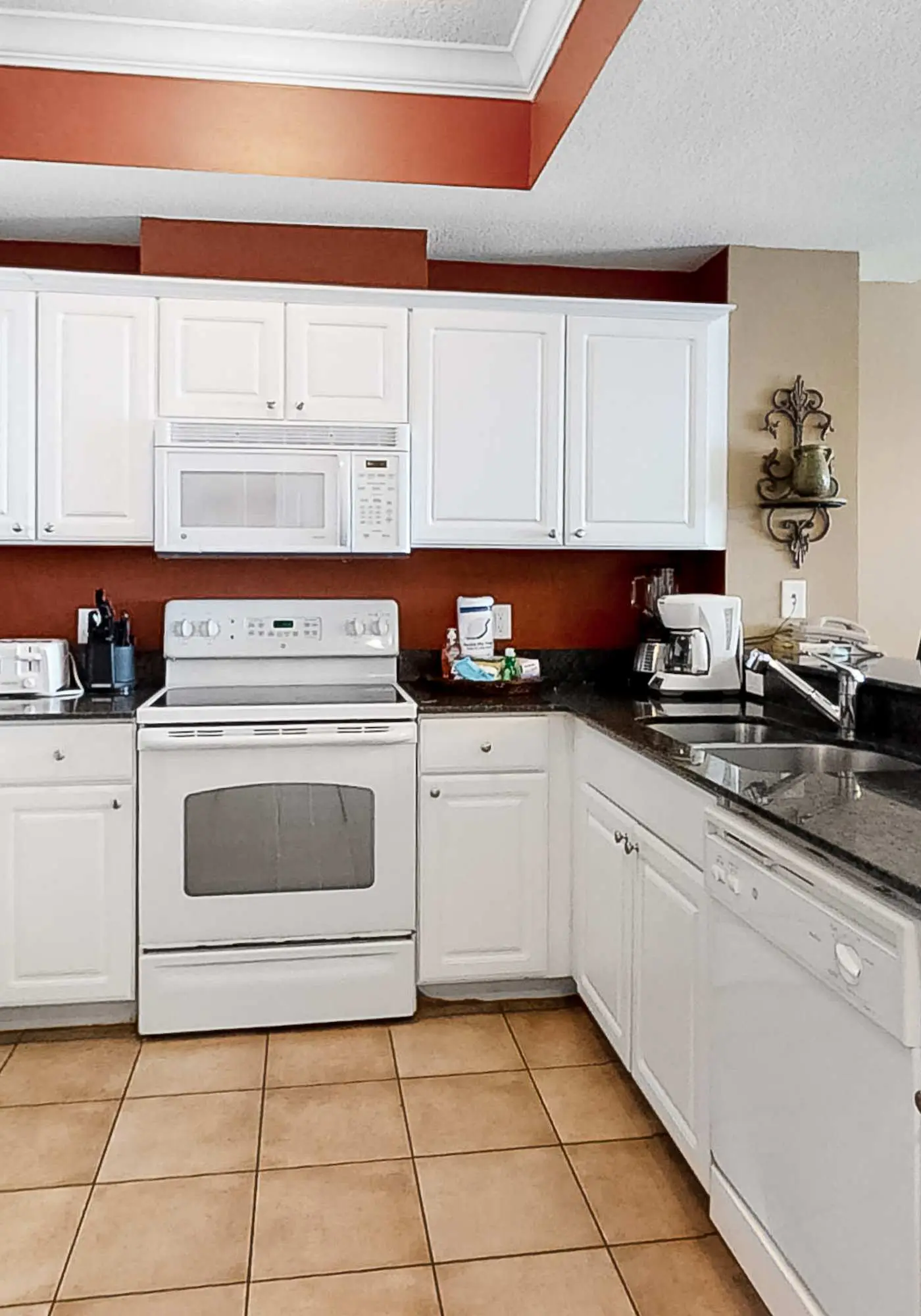 Waterfront Condo with balcony, pool, hot tub, sauna & AC
