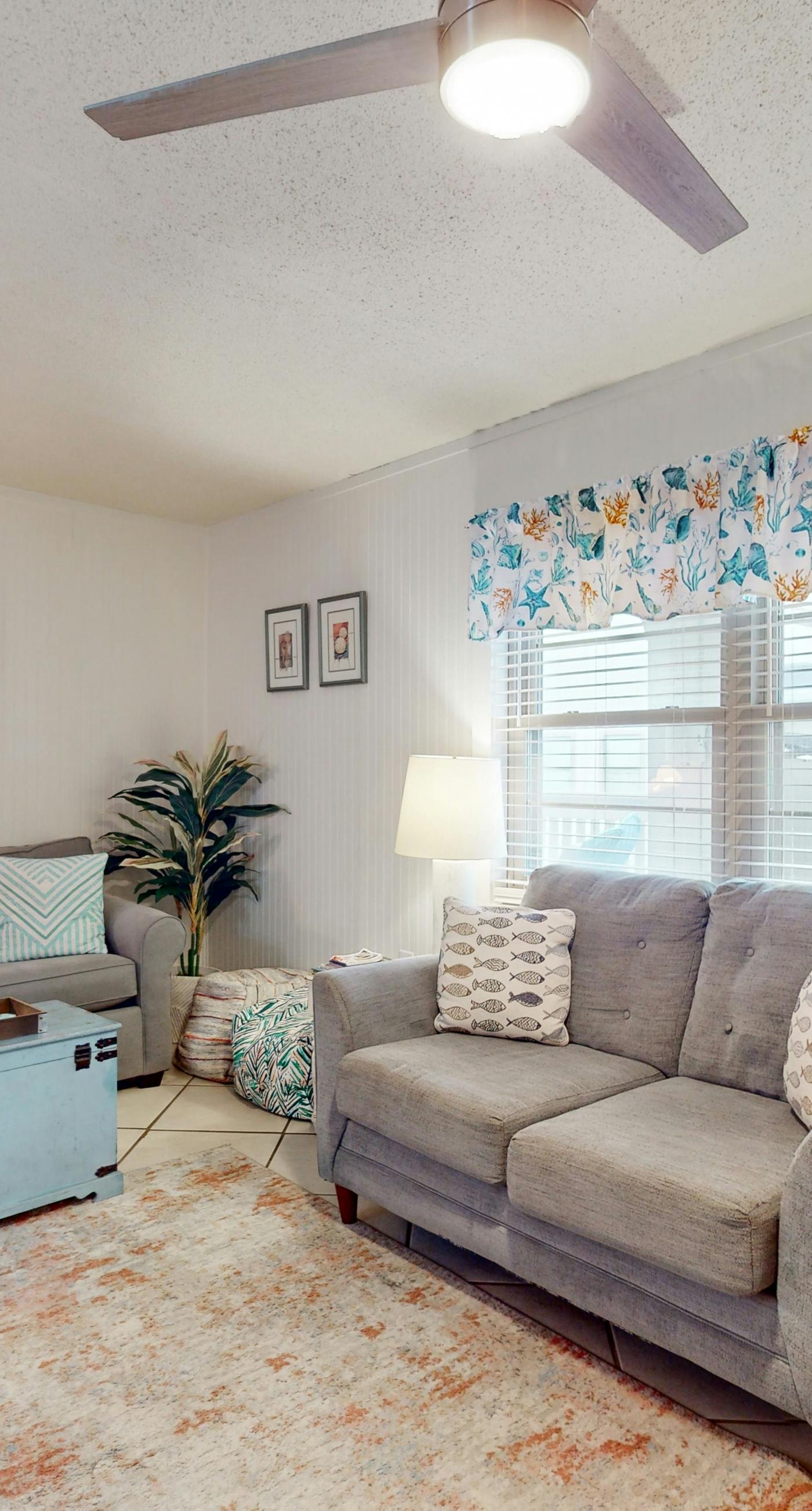 Top-floor beachfront condo with Gulf-view balcony, pool & beach access