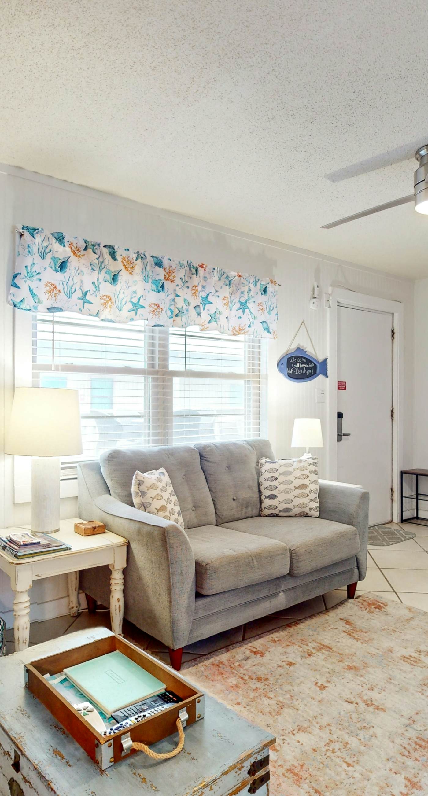 Top-floor beachfront condo with Gulf-view balcony, pool & beach access