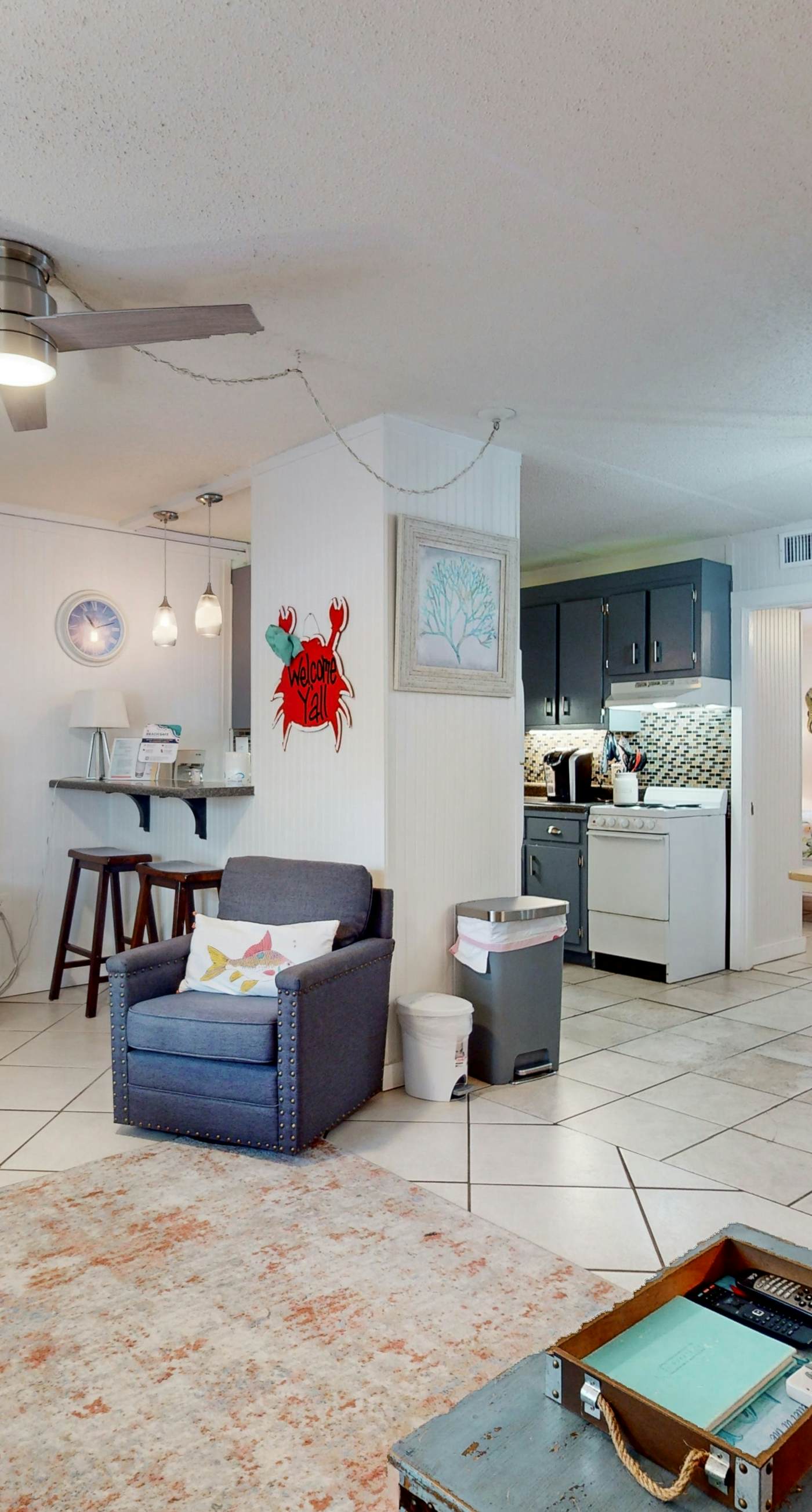 Top-floor beachfront condo with Gulf-view balcony, pool & beach access