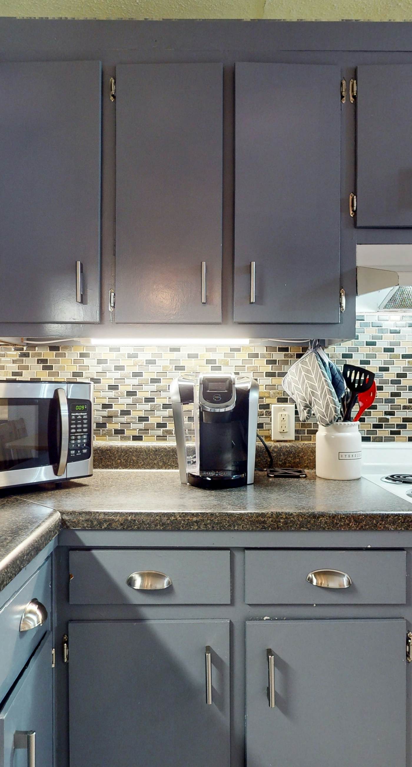 Top-floor beachfront condo with Gulf-view balcony, pool & beach access