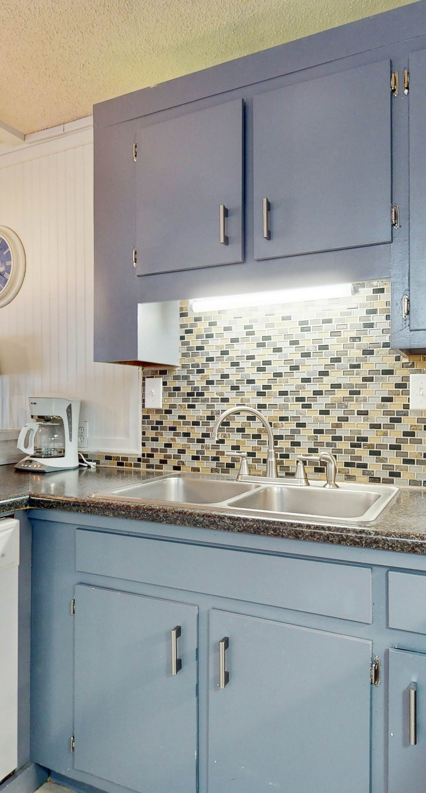 Top-floor beachfront condo with Gulf-view balcony, pool & beach access