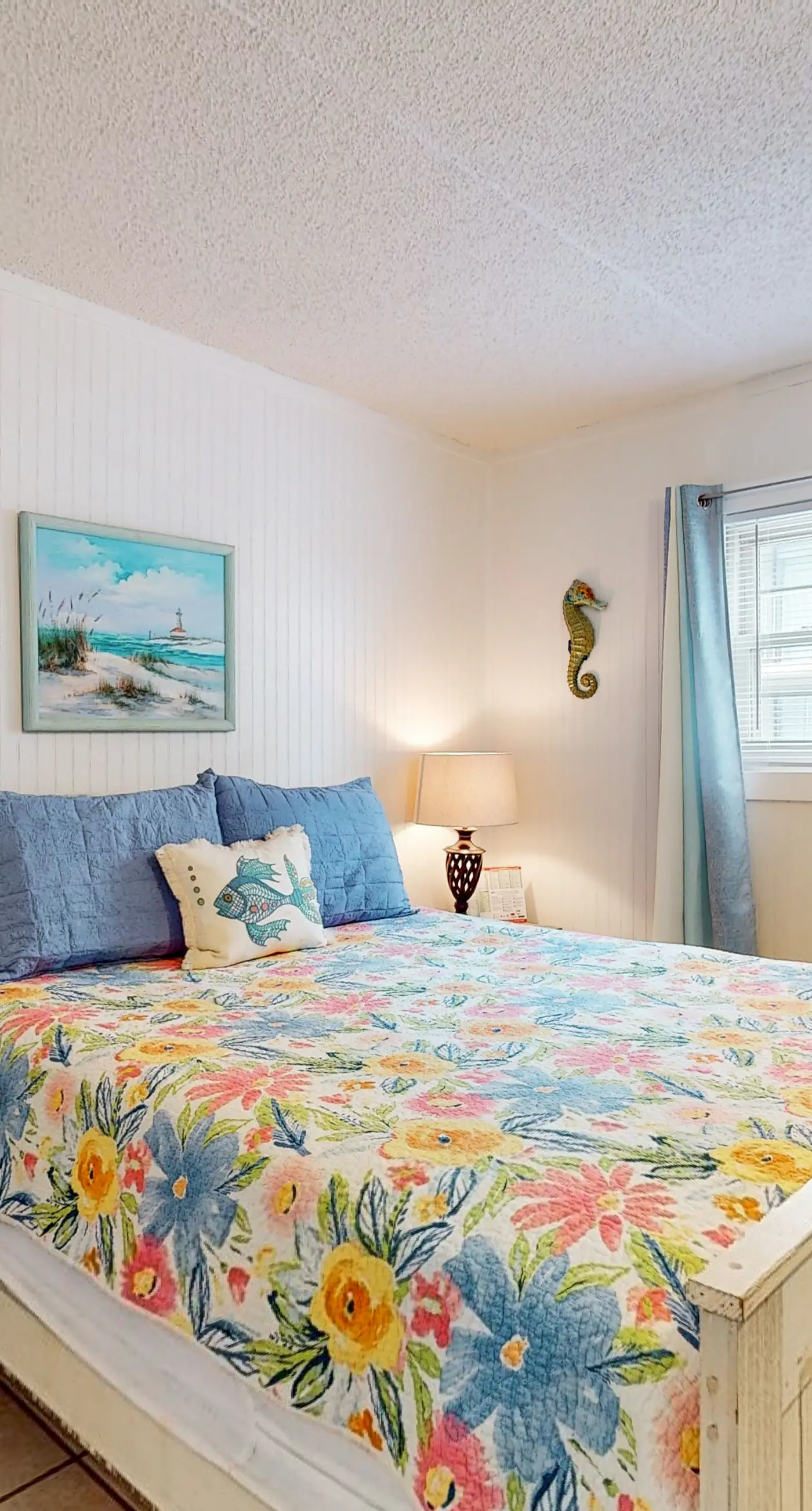 Top-floor beachfront condo with Gulf-view balcony, pool & beach access