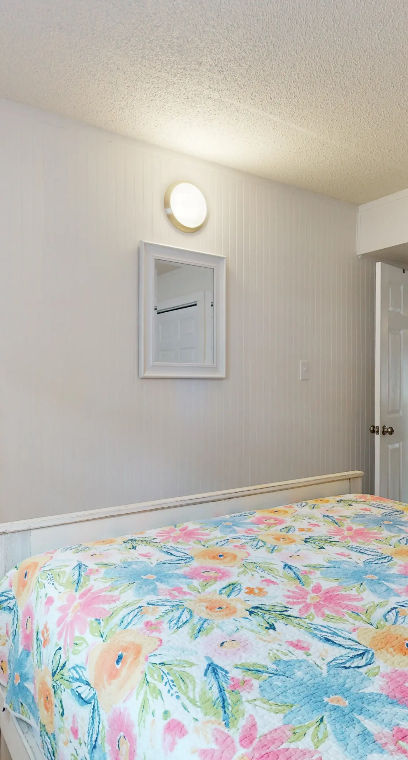 Top-floor beachfront condo with Gulf-view balcony, pool & beach access