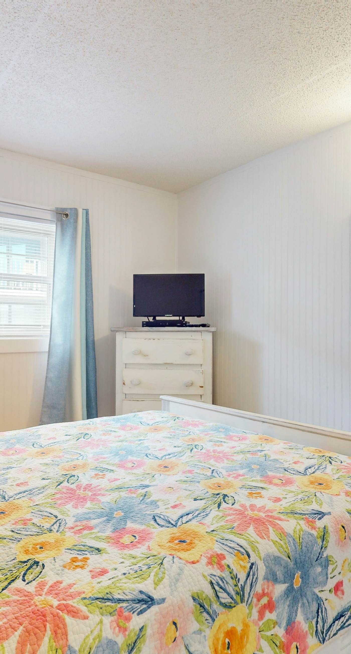 Top-floor beachfront condo with Gulf-view balcony, pool & beach access