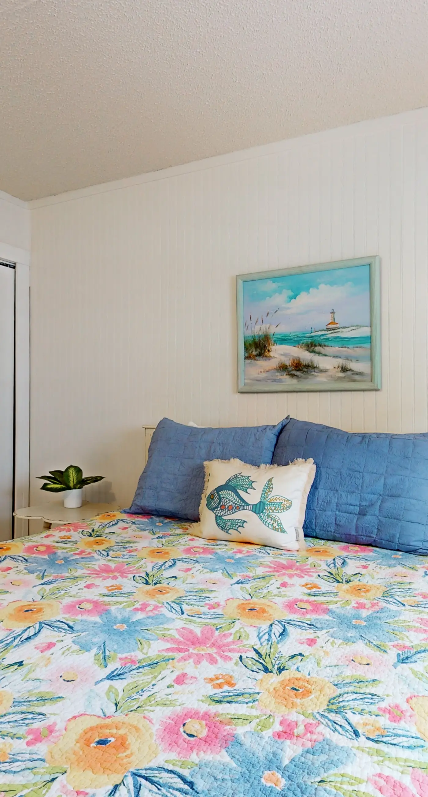 Top-floor beachfront condo with Gulf-view balcony, pool & beach access