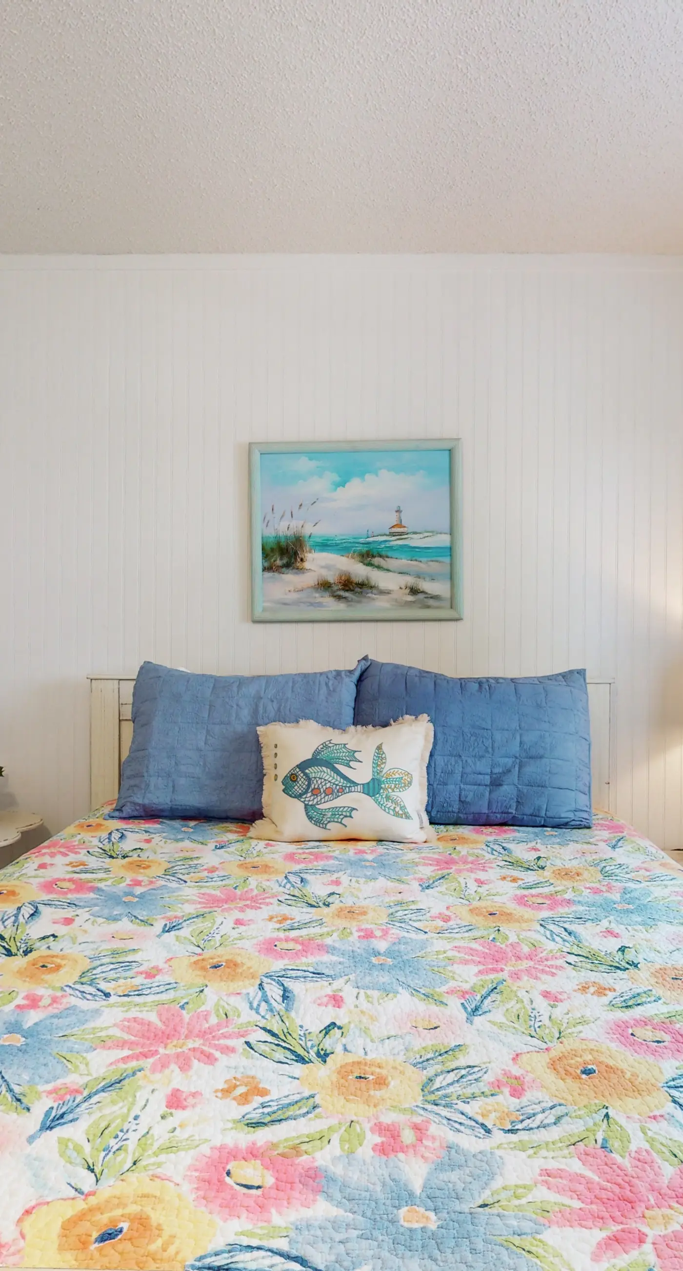 Top-floor beachfront condo with Gulf-view balcony, pool & beach access