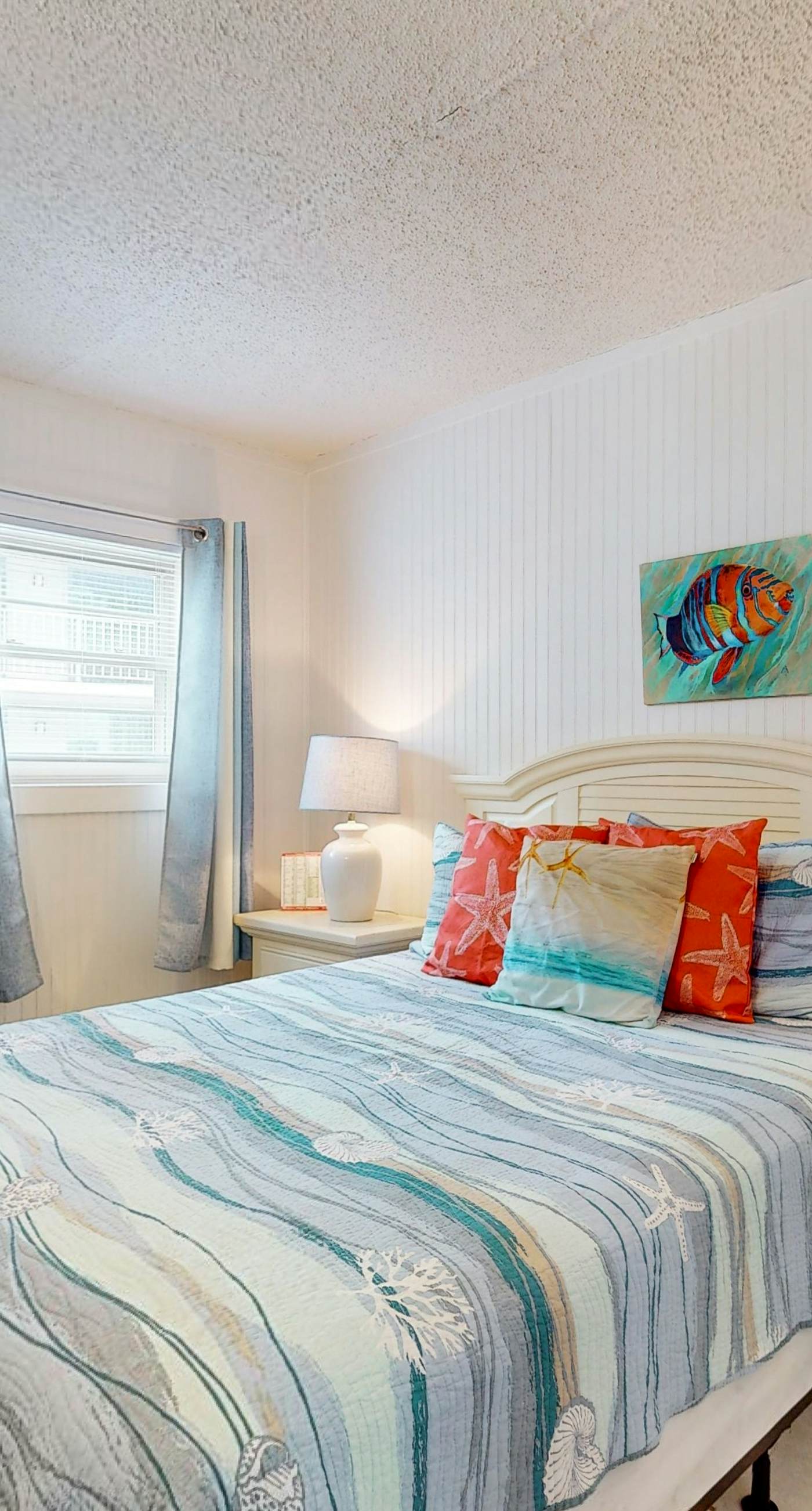 Top-floor beachfront condo with Gulf-view balcony, pool & beach access