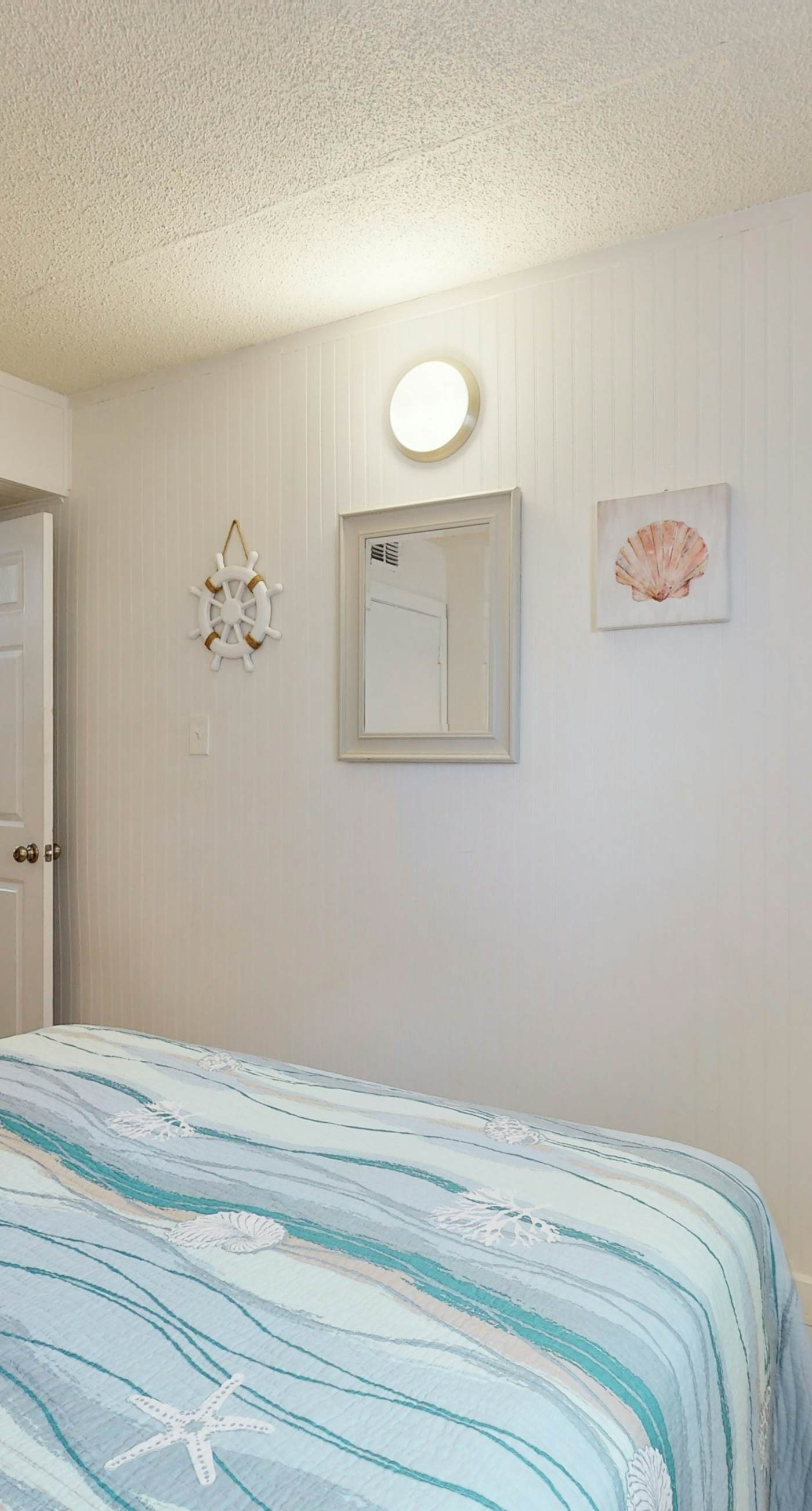 Top-floor beachfront condo with Gulf-view balcony, pool & beach access