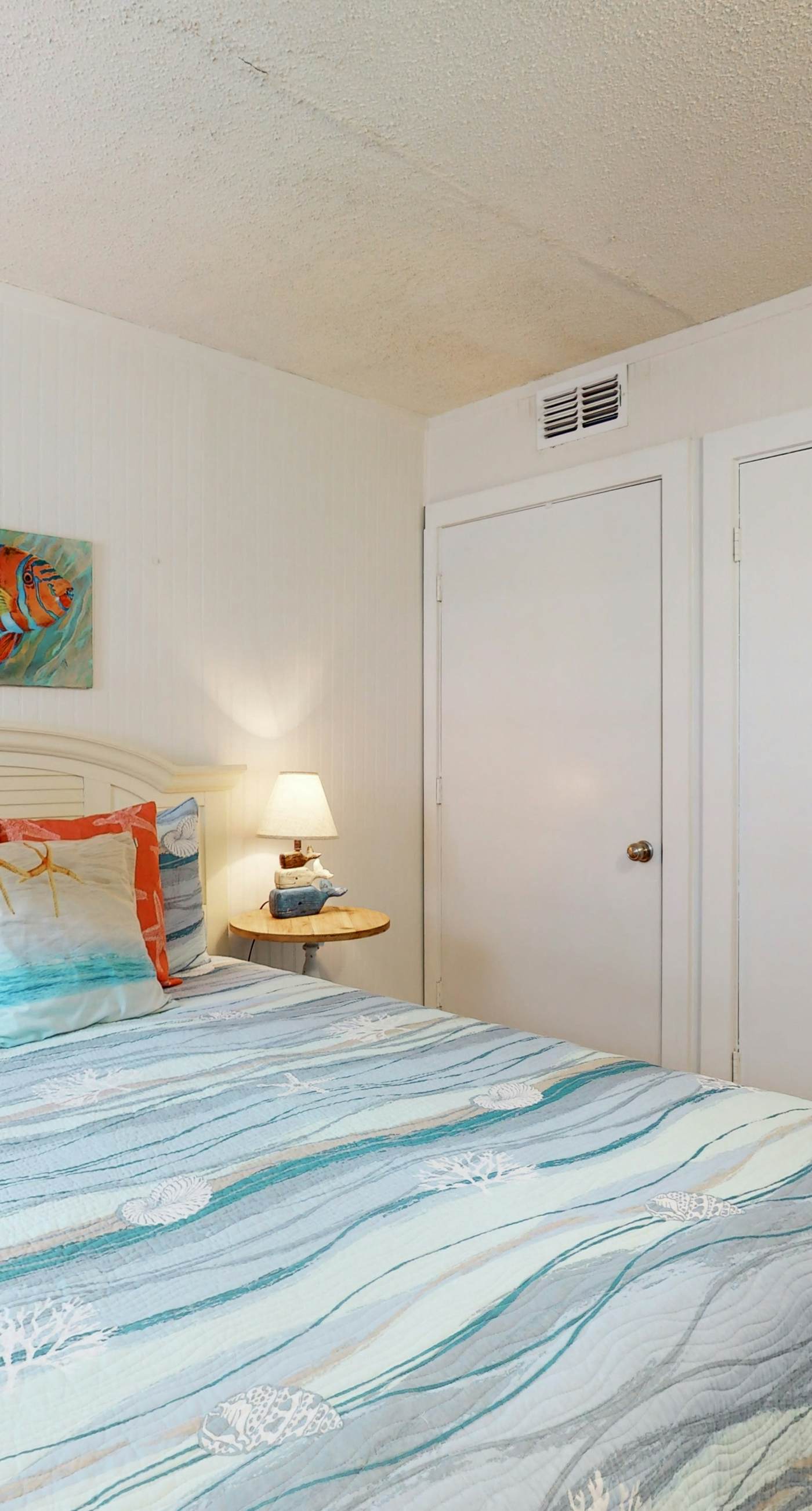 Top-floor beachfront condo with Gulf-view balcony, pool & beach access