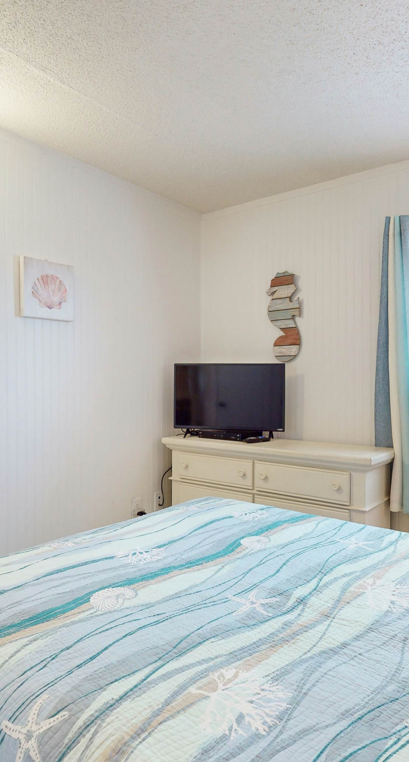 Top-floor beachfront condo with Gulf-view balcony, pool & beach access