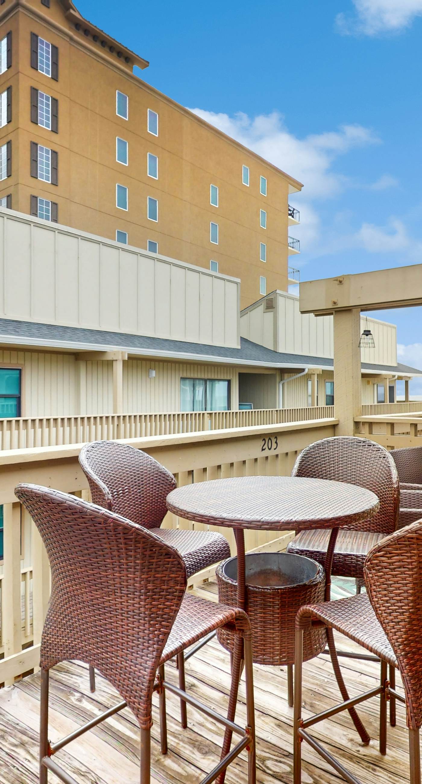 Top-floor beachfront condo with Gulf-view balcony, pool & beach access