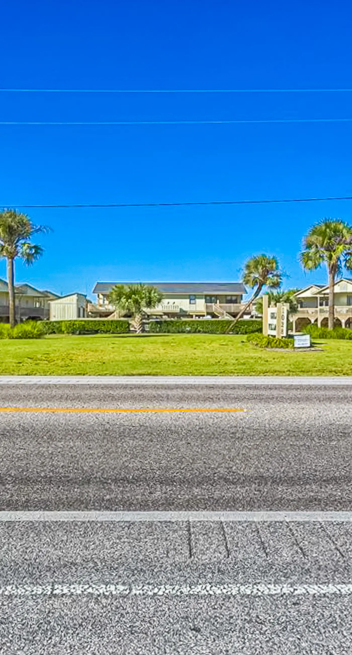 Top-floor beachfront condo with Gulf-view balcony, pool & beach access