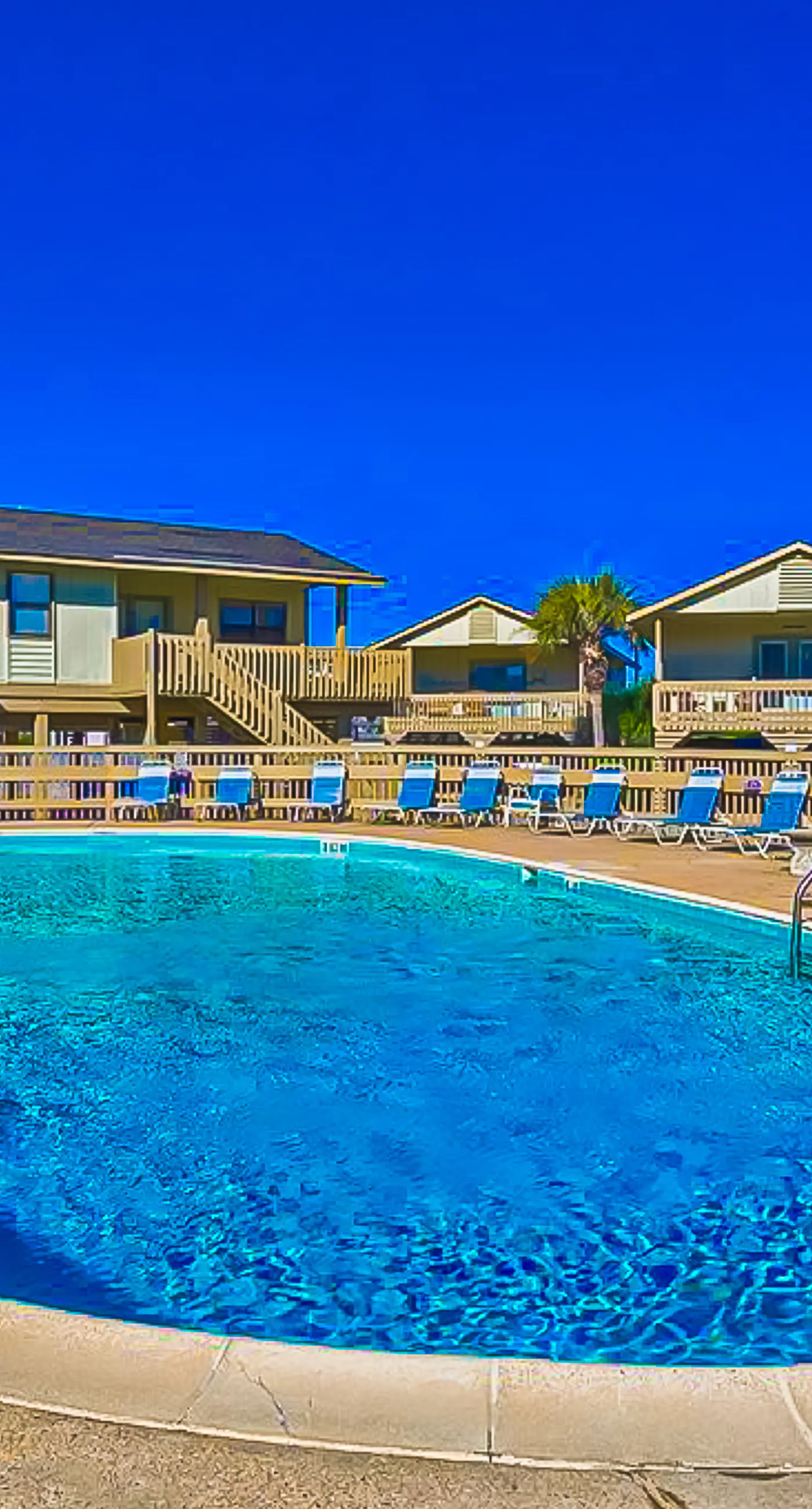 Top-floor beachfront condo with Gulf-view balcony, pool & beach access