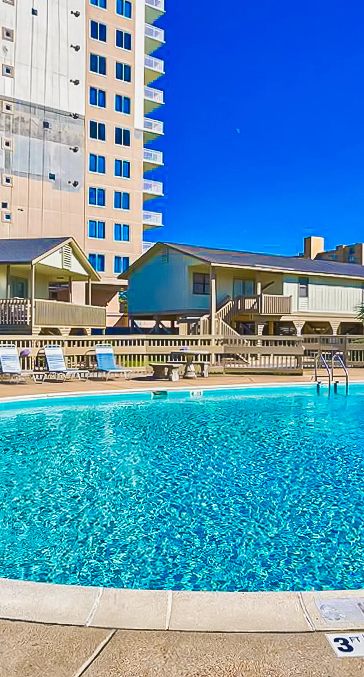 Top-floor beachfront condo with Gulf-view balcony, pool & beach access