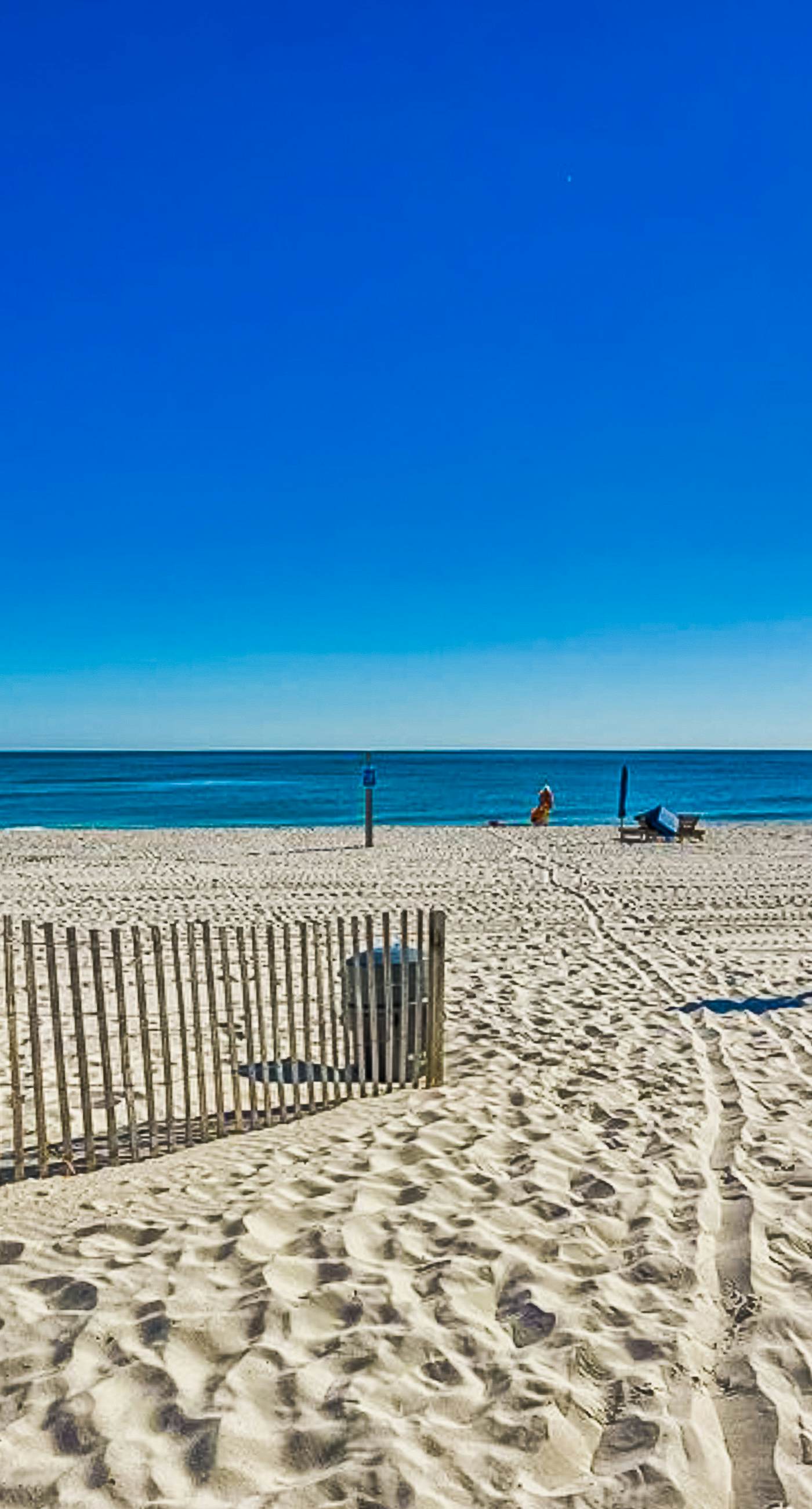 Top-floor beachfront condo with Gulf-view balcony, pool & beach access
